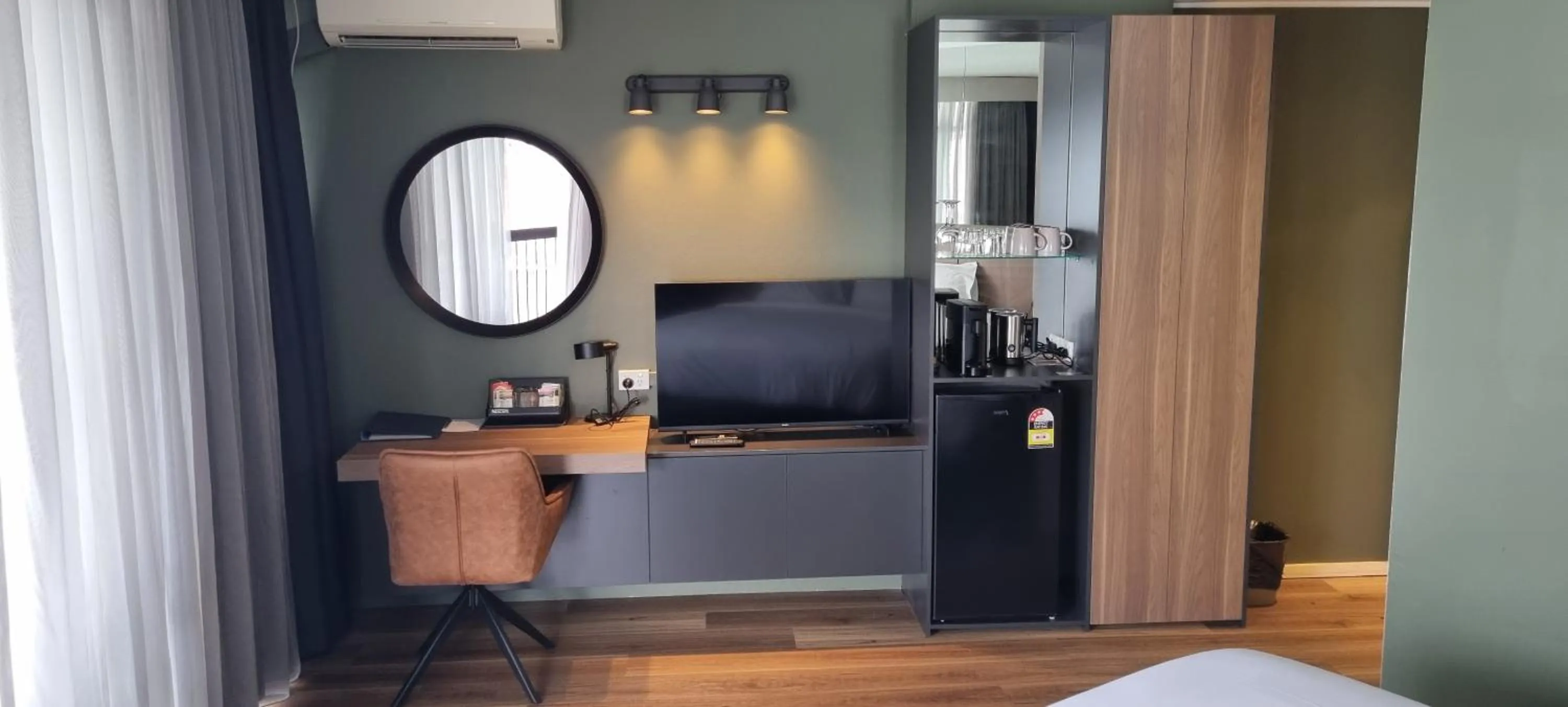 Coffee/tea facilities in Madison Tower Mill Hotel