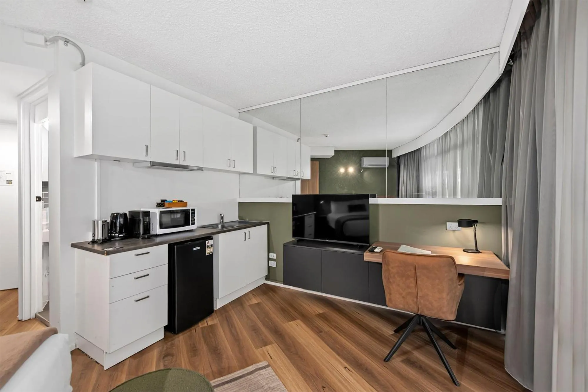 Coffee/tea facilities in Madison Tower Mill Hotel