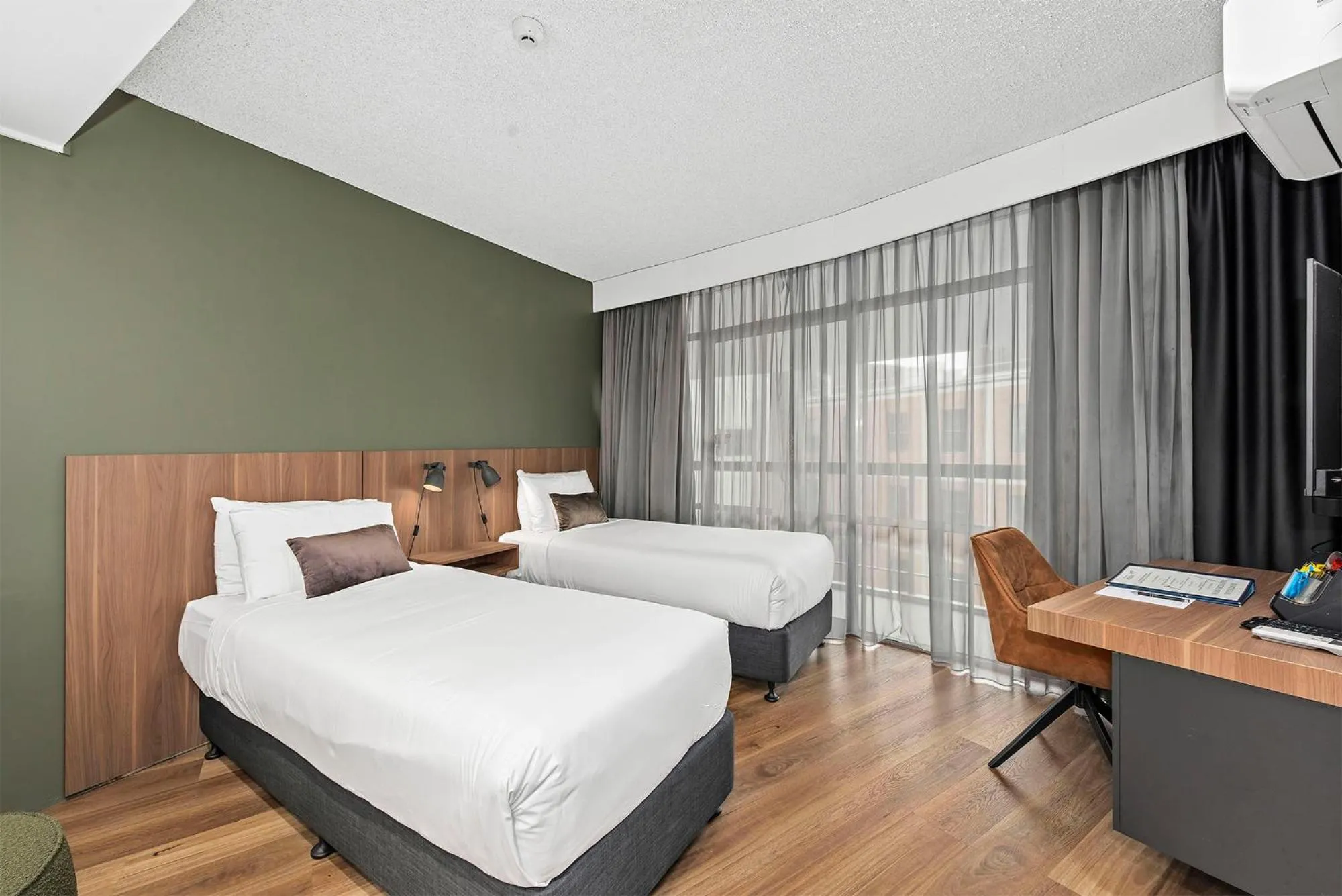 Photo of the whole room, Bed in Madison Tower Mill Hotel