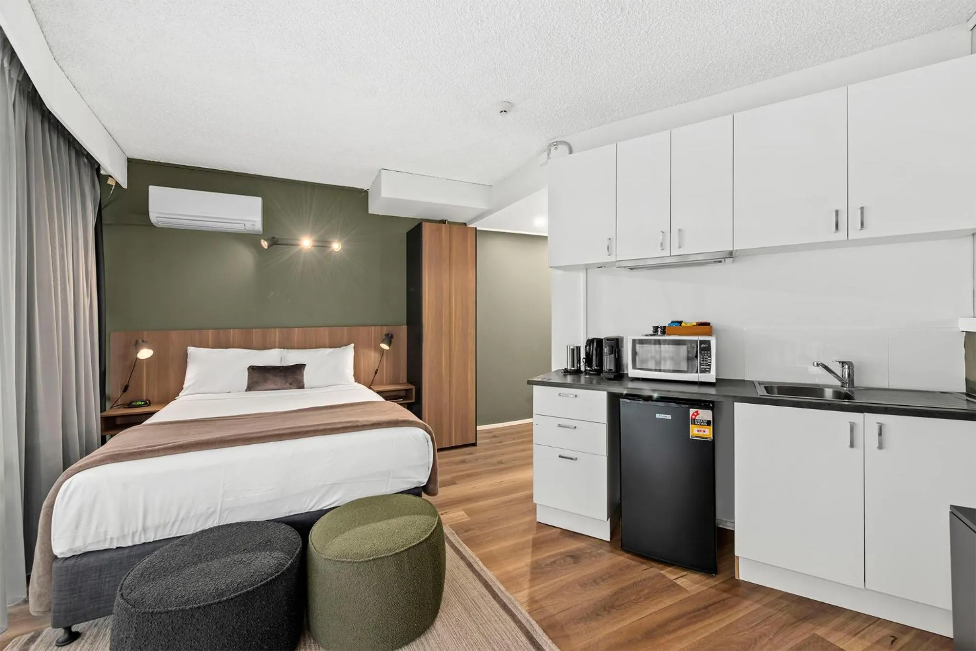 Coffee/tea facilities, Bed in Madison Tower Mill Hotel