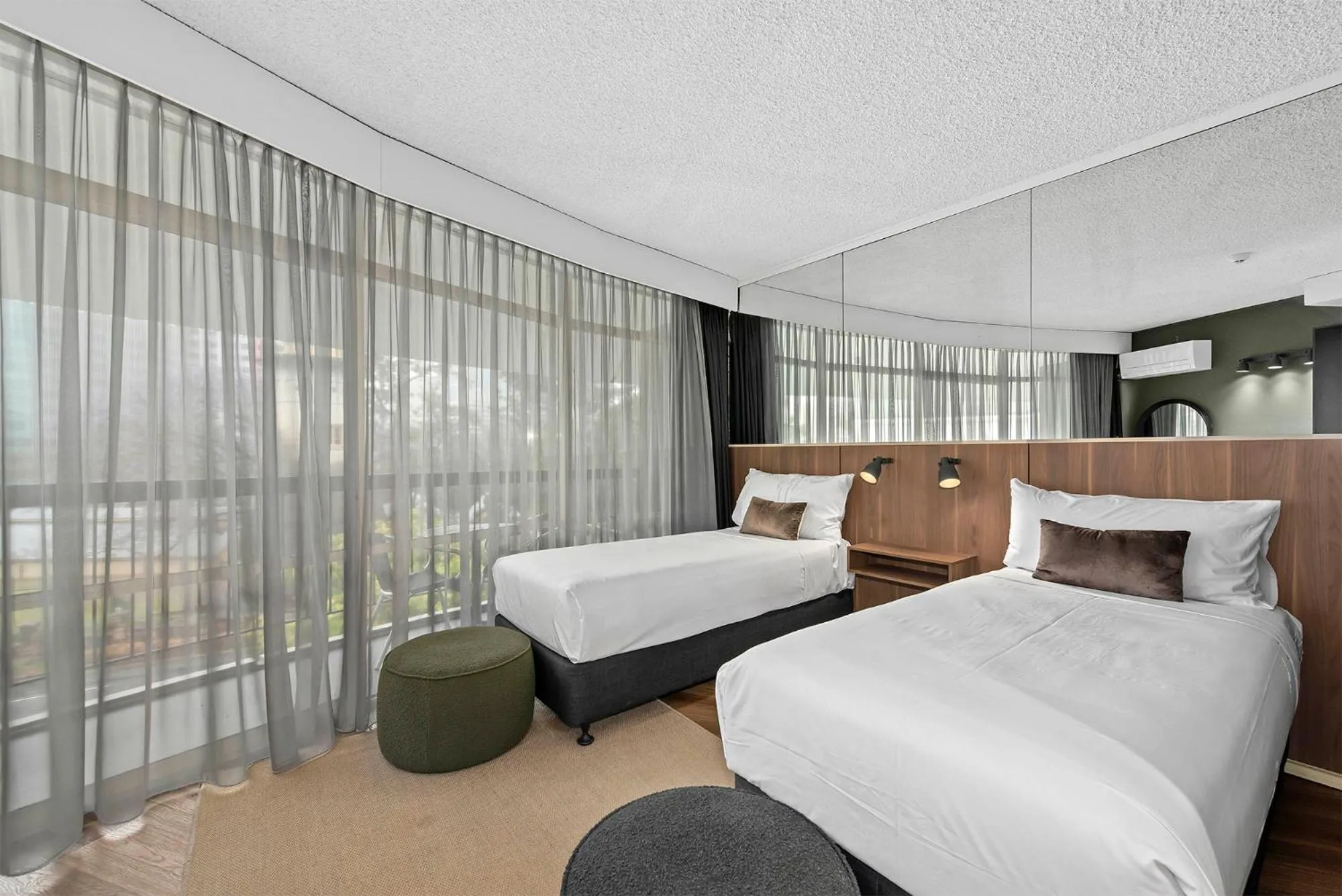 Photo of the whole room, Bed in Madison Tower Mill Hotel