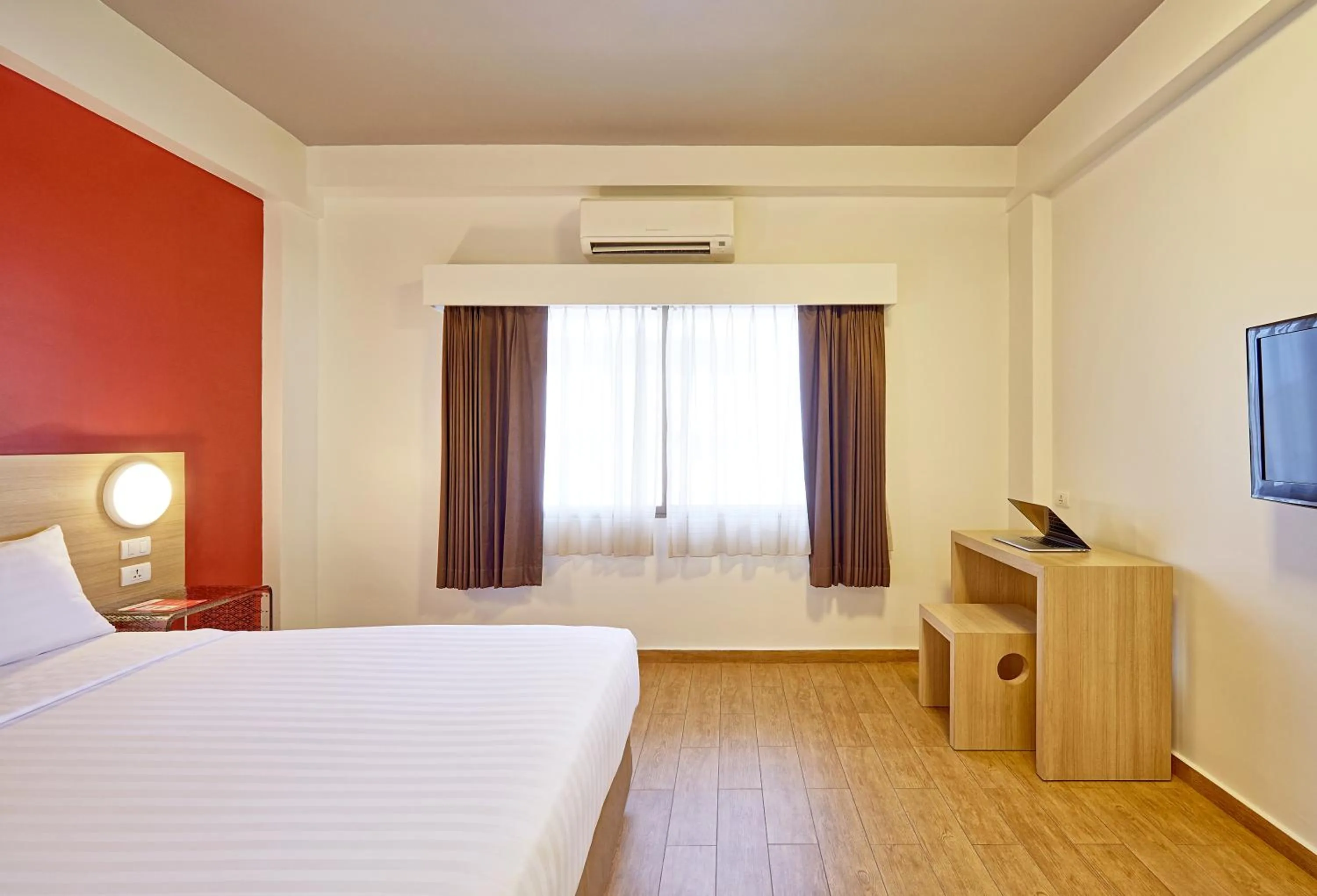 Photo of the whole room, Bed in Easy Planet Hat Yai