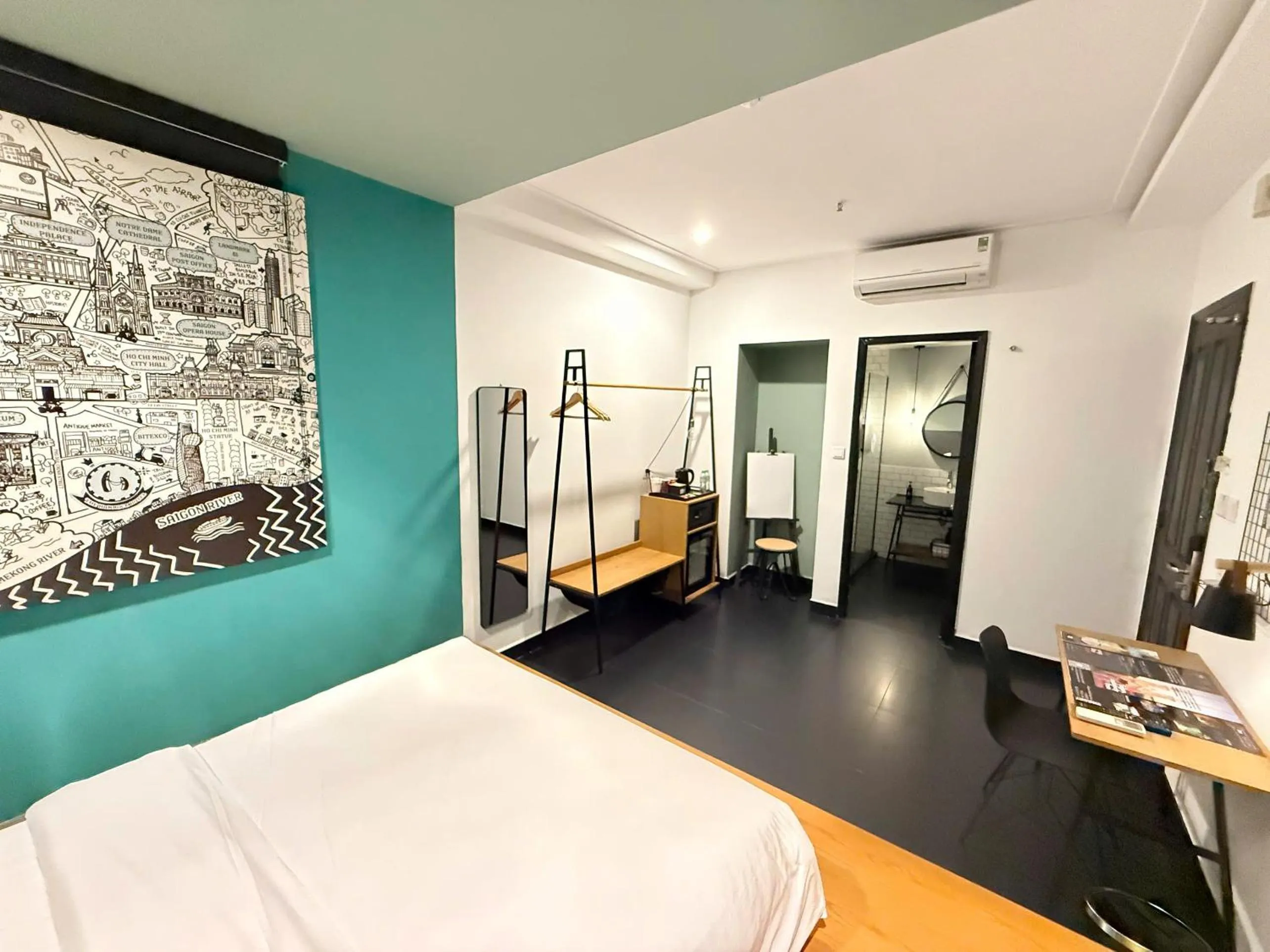 Photo of the whole room, Bed in The Hammock Hotel Fine Arts Museum