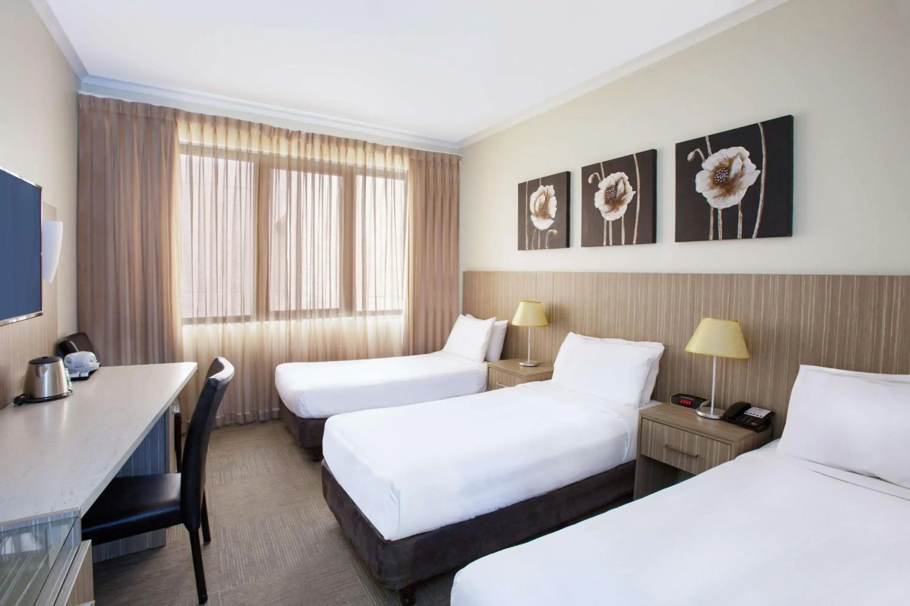 Deluxe Triple Room in Metro Hotel Marlow Sydney Central Deluxe Triple Room in Metro Hotel Marlow Sydney Central