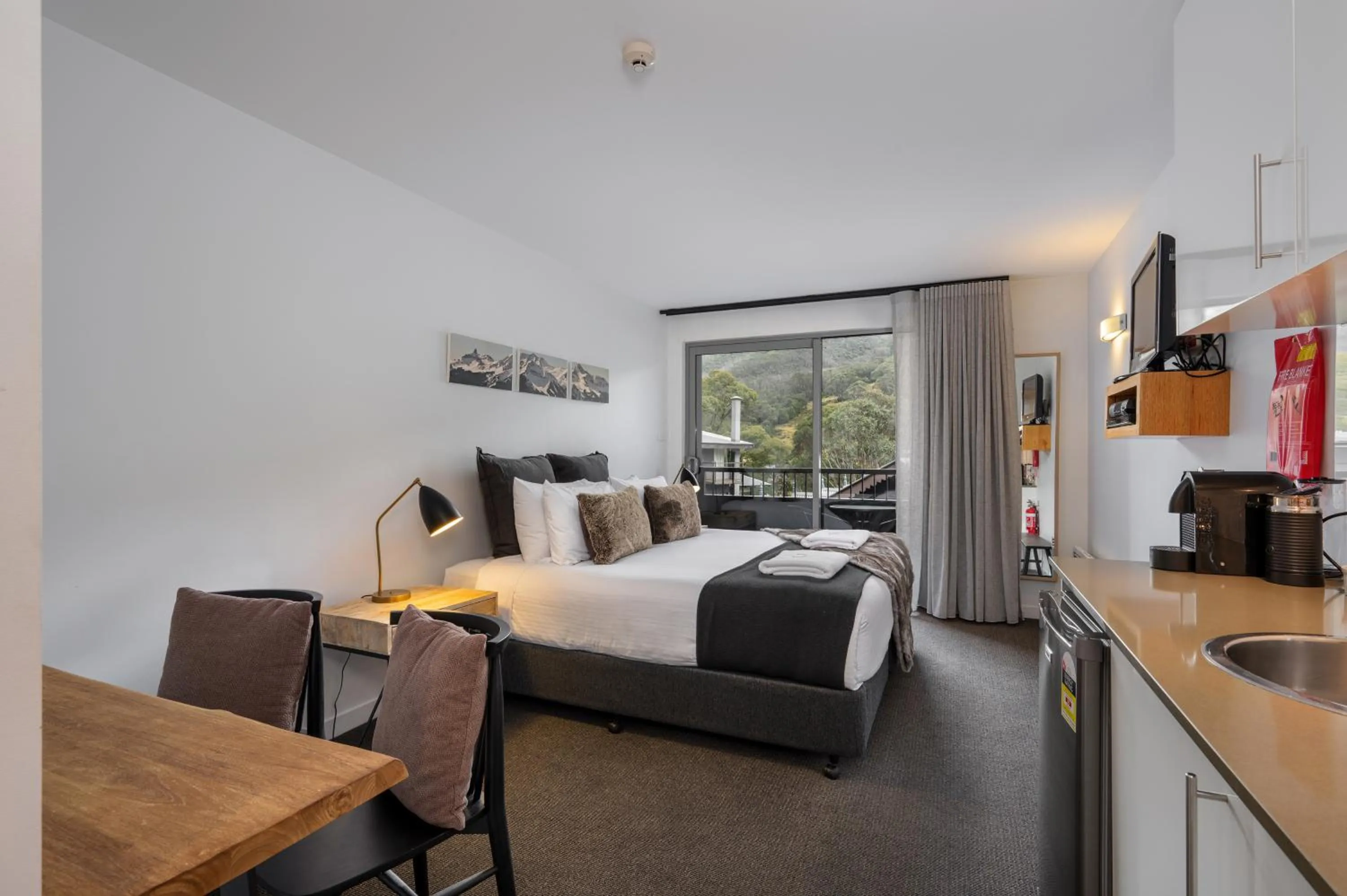 View (from property/room), Bed in Snowgoose Apartments