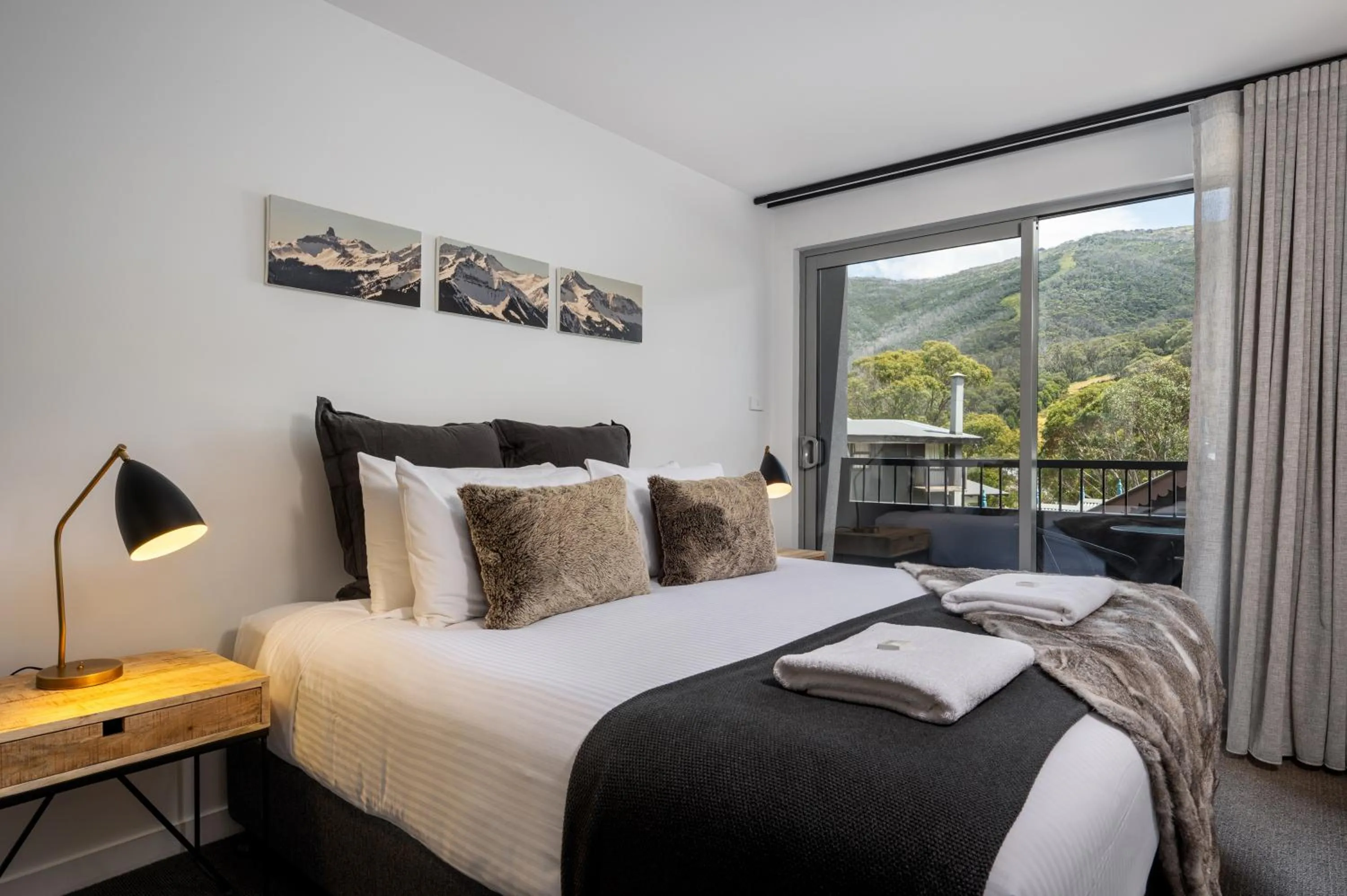 Bedroom, Bed in Snowgoose Apartments