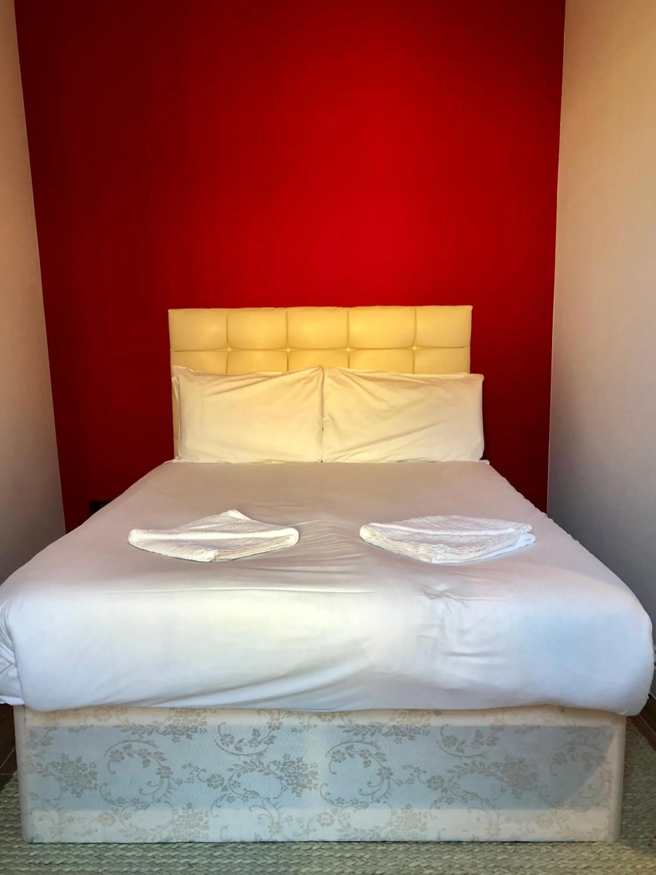 Bed in Stylish Maisonette and Studio in Victoria