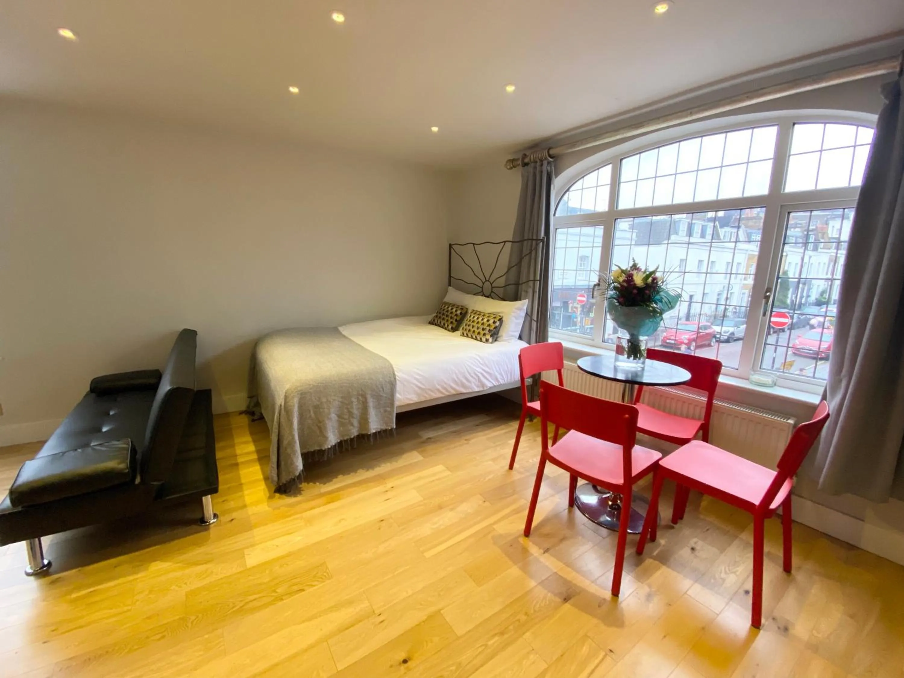 Bed in Stylish Maisonette and Studio in Victoria