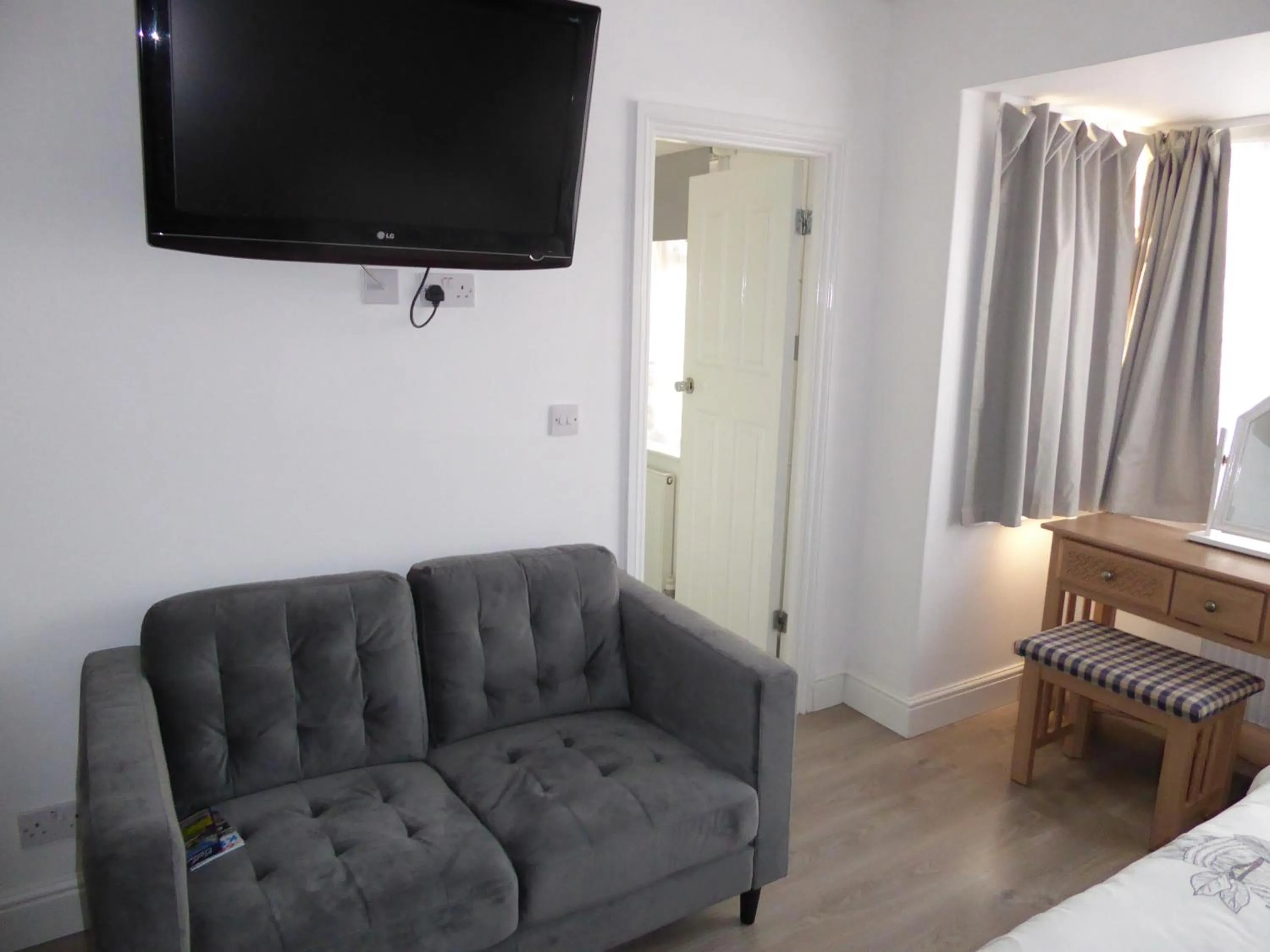 Photo of the whole room in Shenandoah House