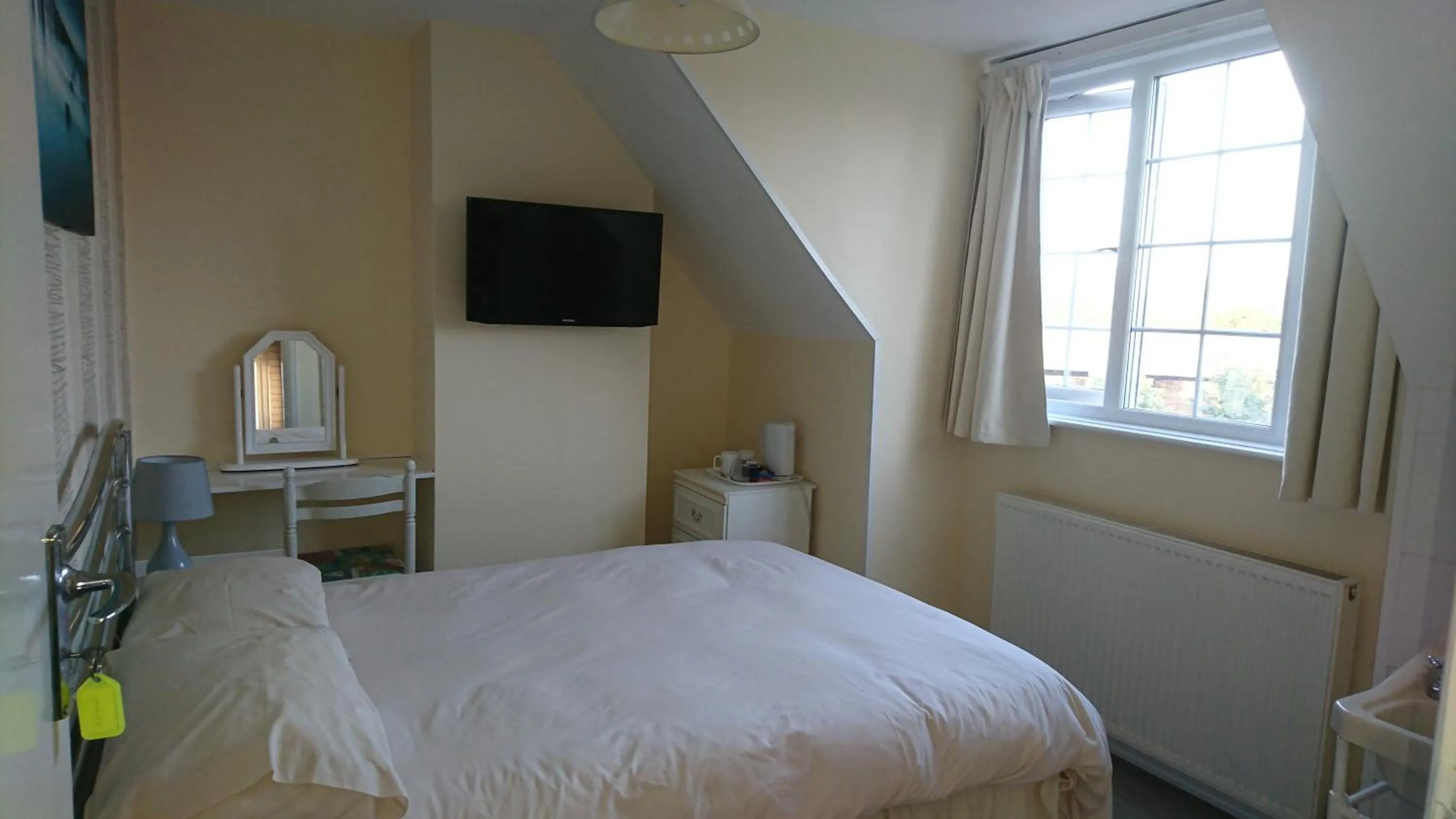 Photo of the whole room, Bed in Shenandoah House