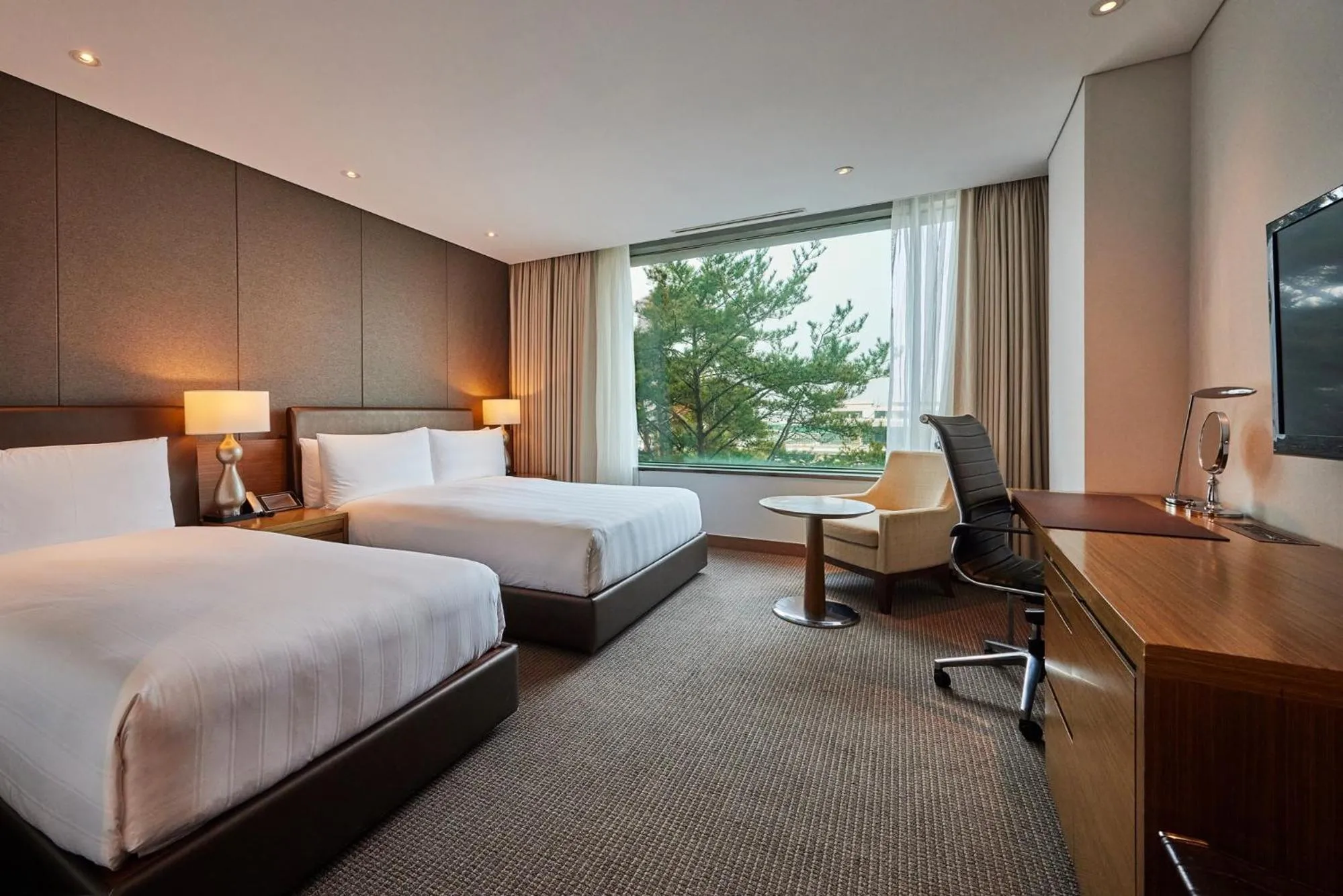 View (from property/room), Bed in LOTTE CITY HOTEL Gimpo Airport