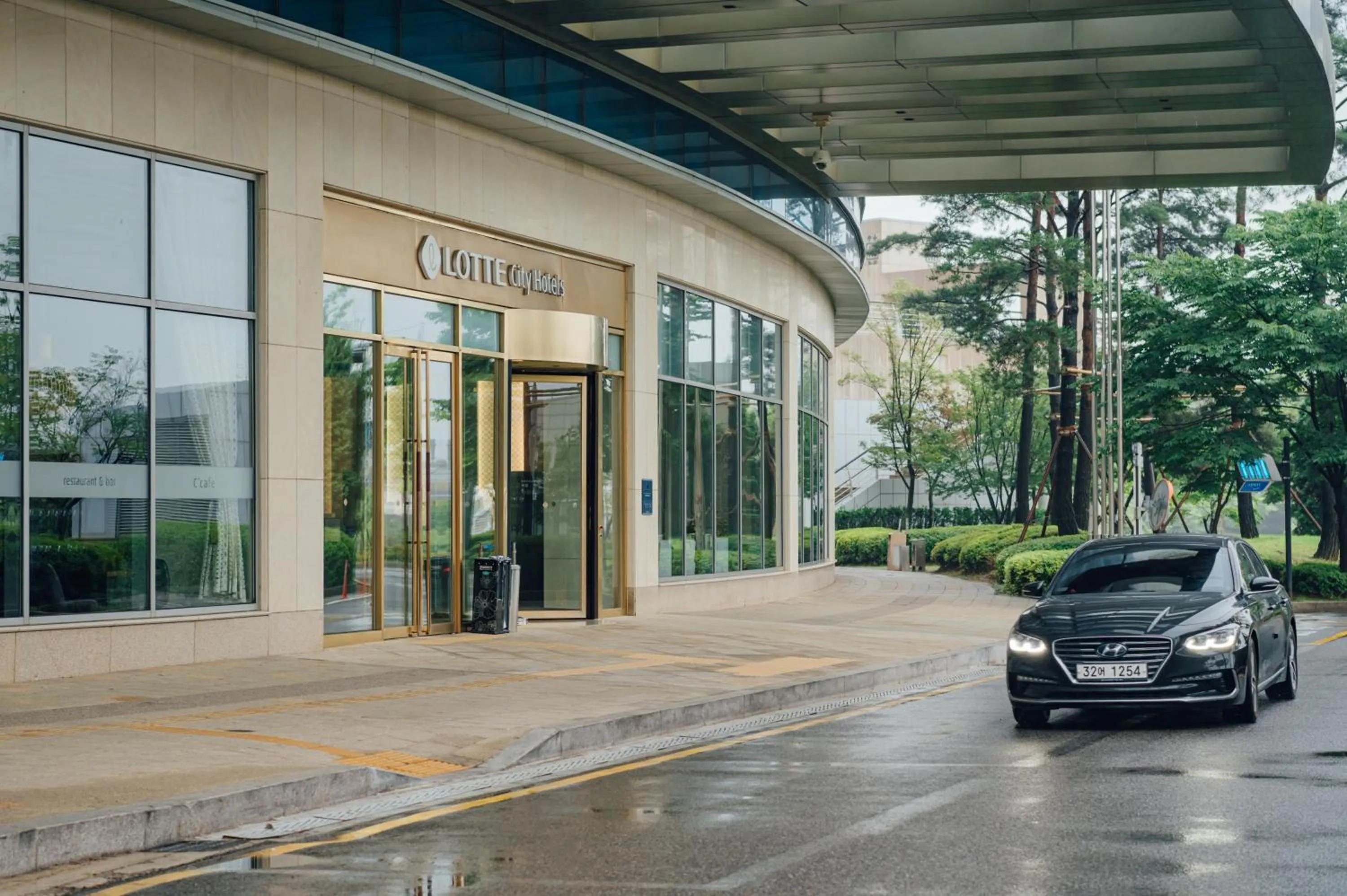 Facade/entrance in LOTTE CITY HOTEL Gimpo Airport