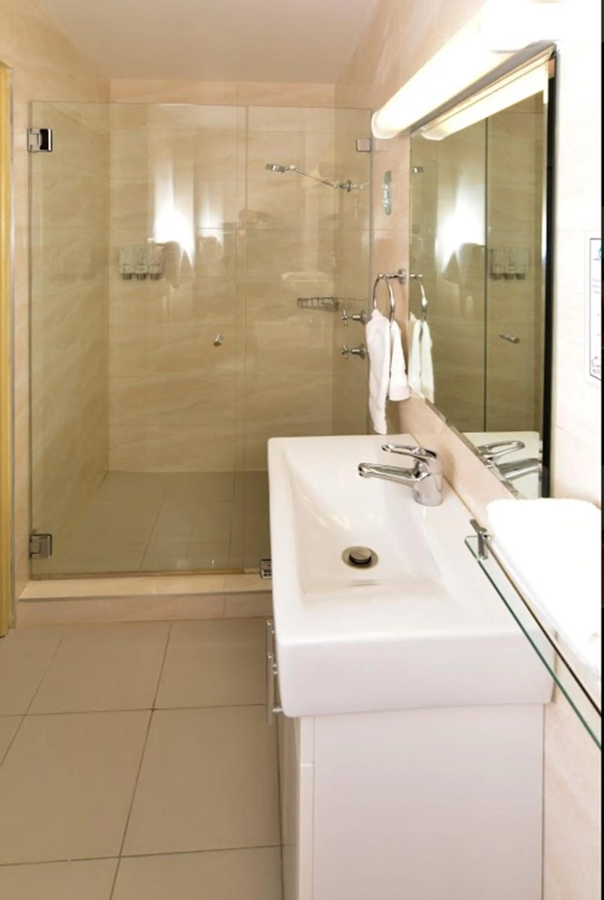 Bathroom in Ryde Inn