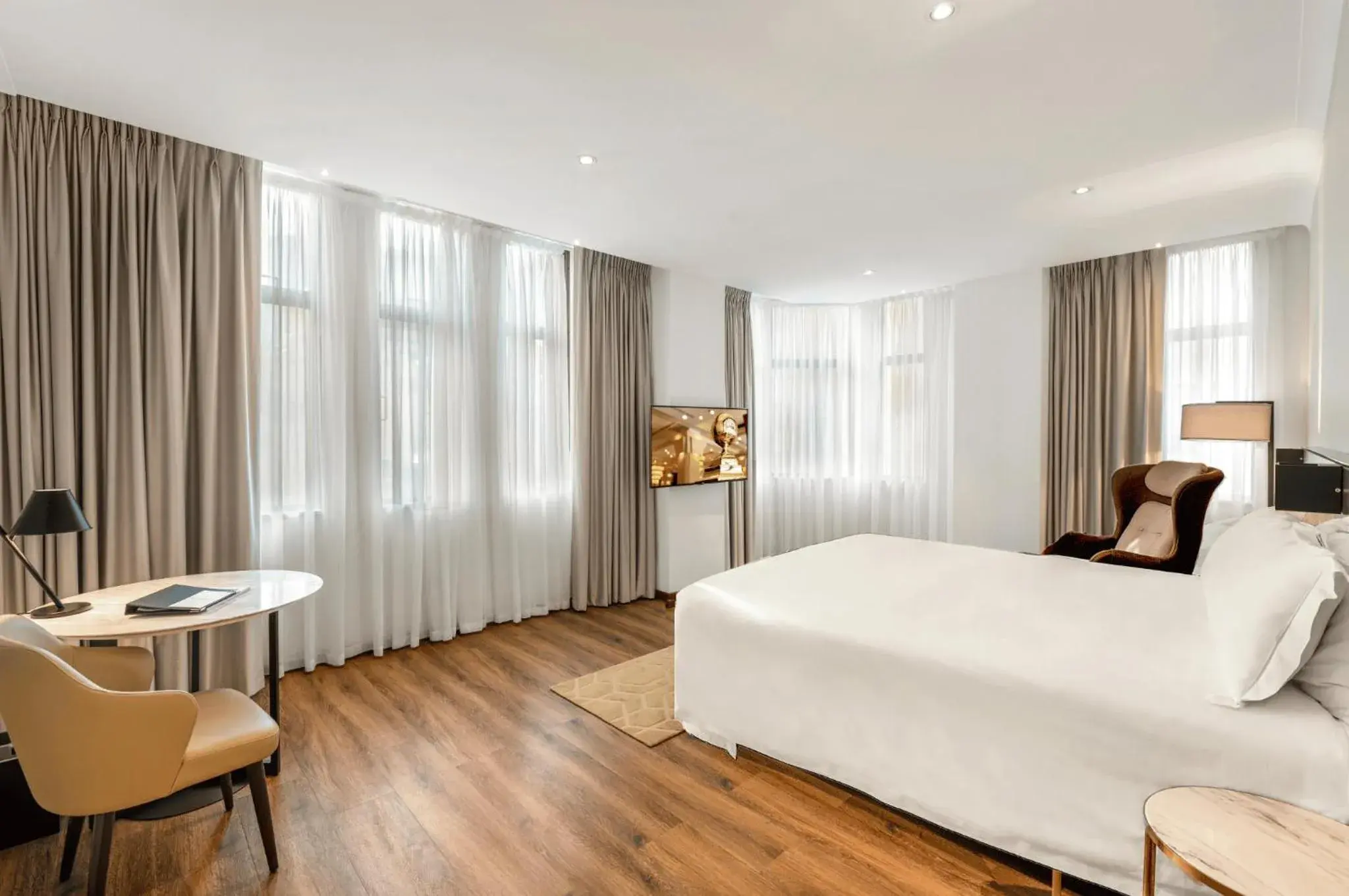 Signature Premium Corner King Room in The Grace Hotel Signature Premium Corner King Room in The Grace Hotel