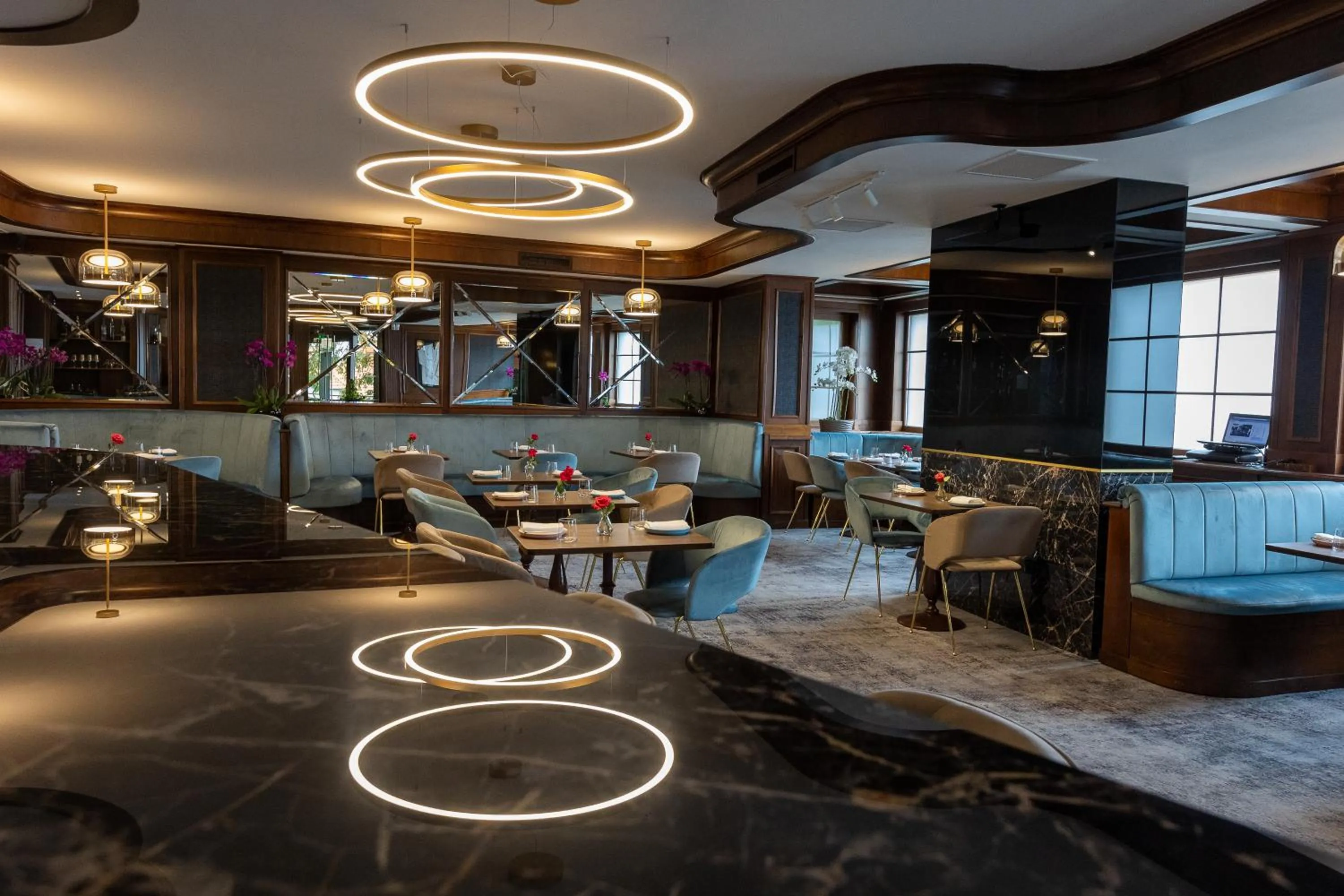 Restaurant/places to eat in Hotel Meridian