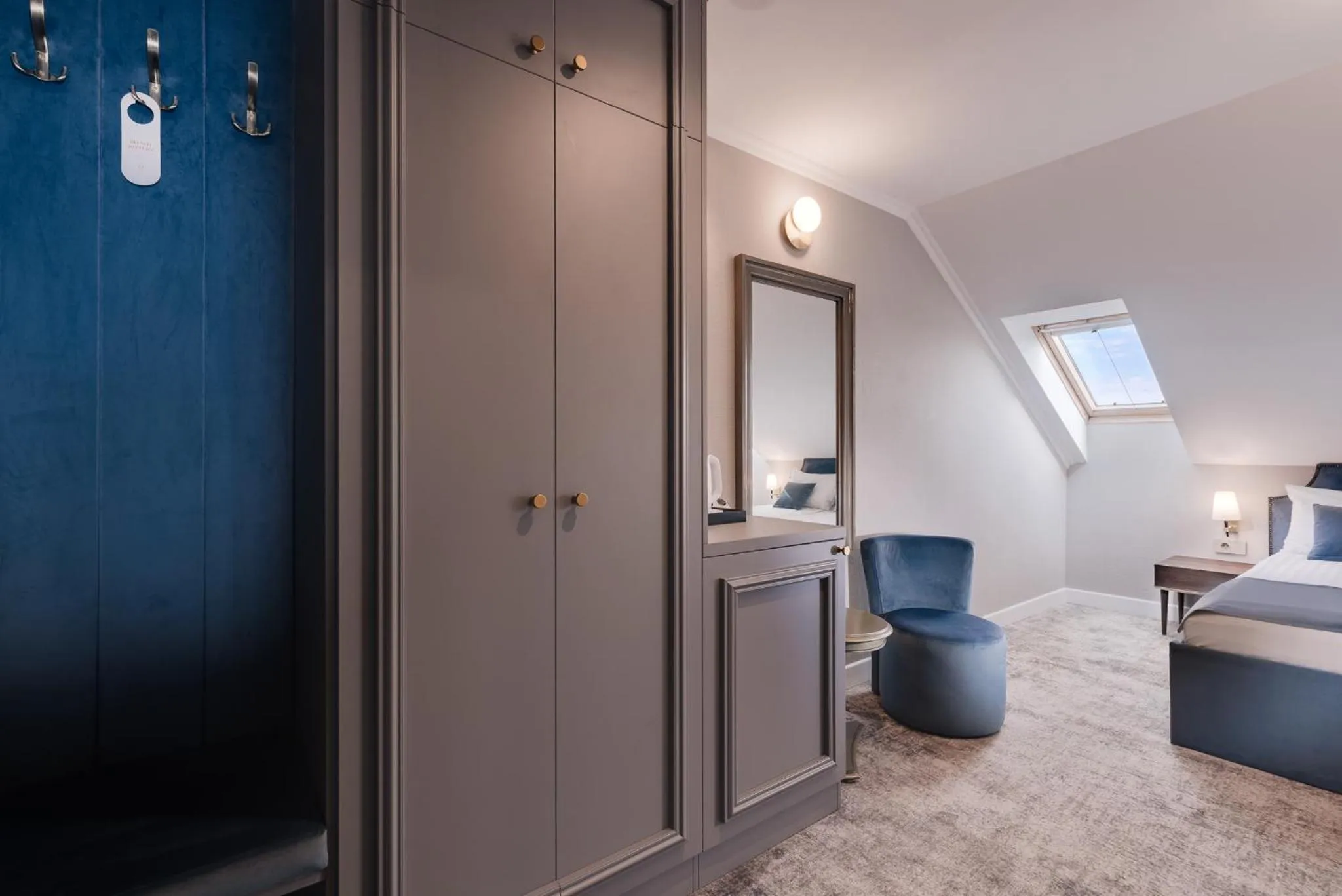 wardrobe, Bed in Hotel Meridian