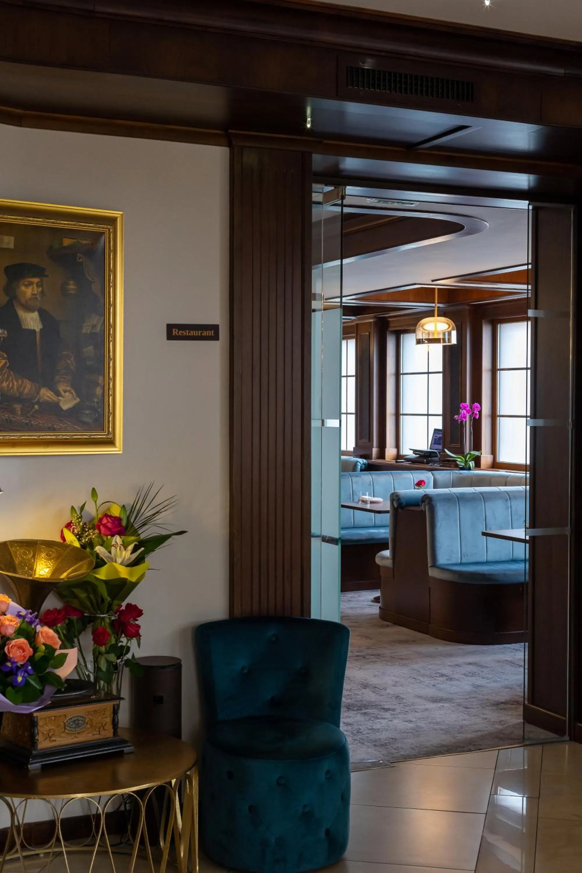 Restaurant/places to eat in Hotel Meridian