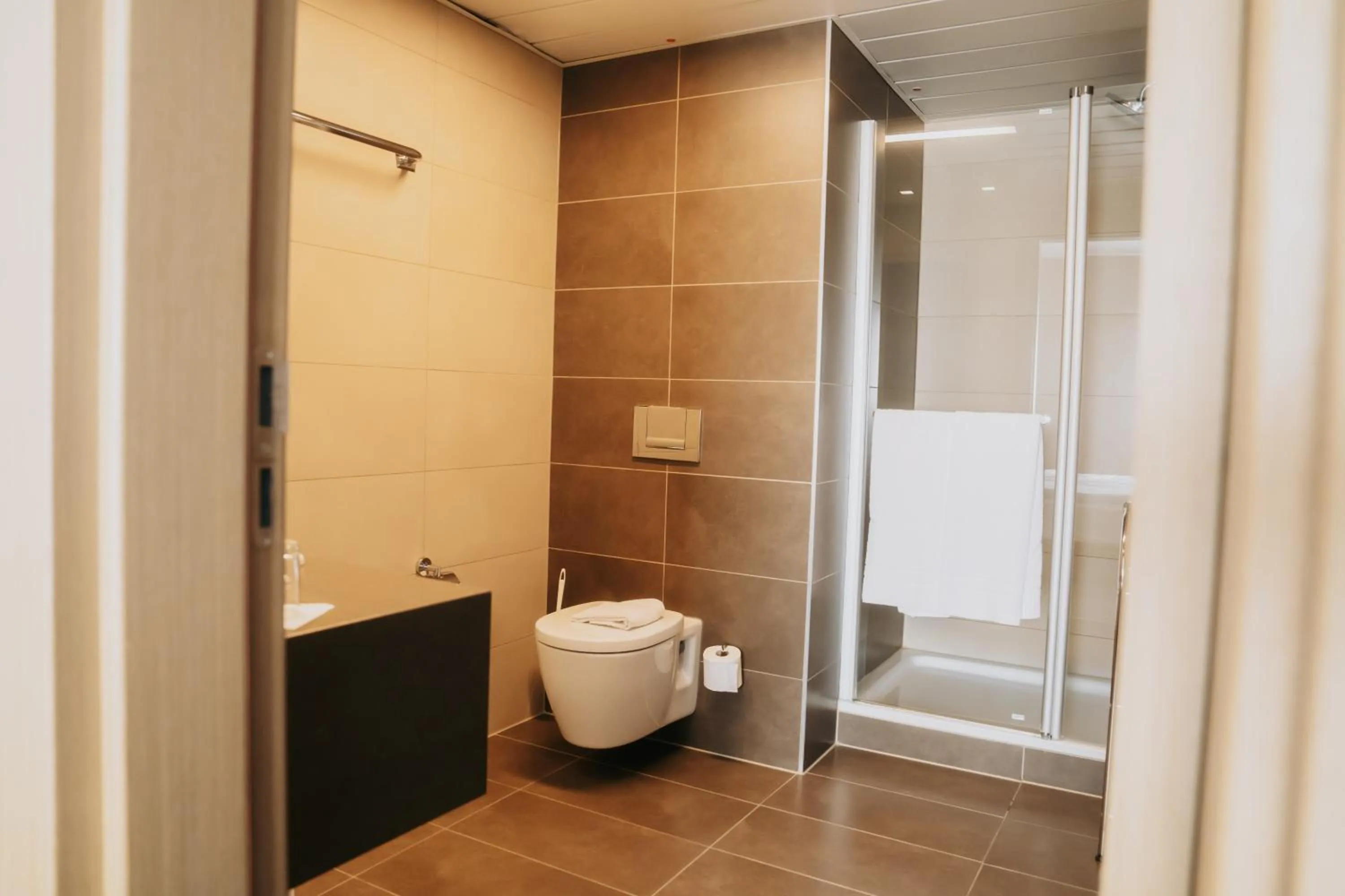 Bathroom in Golden Tulip Kassel Hotel Reiss