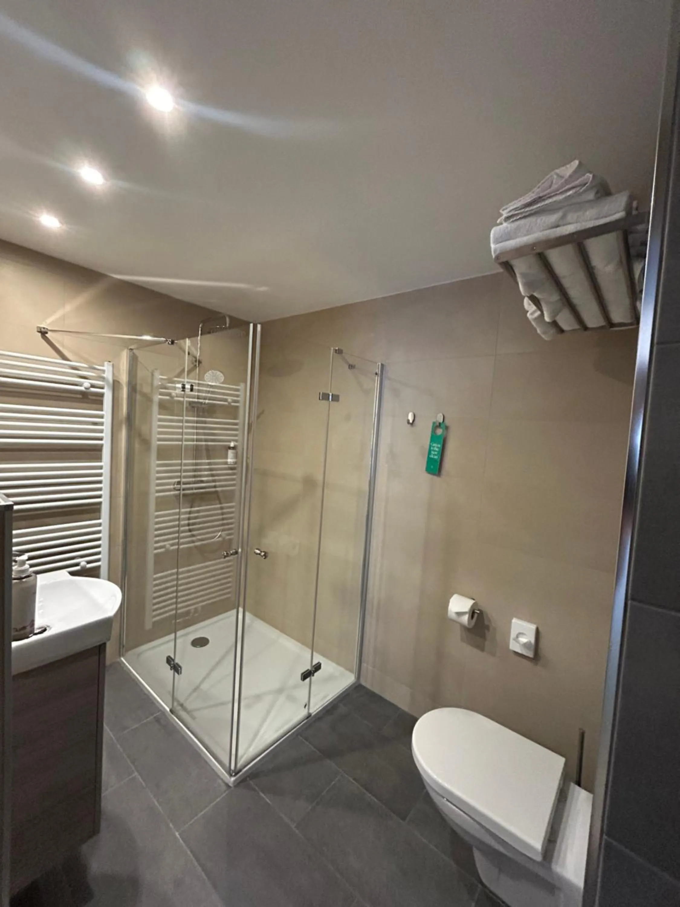 Shower in Golden Tulip Kassel Hotel Reiss