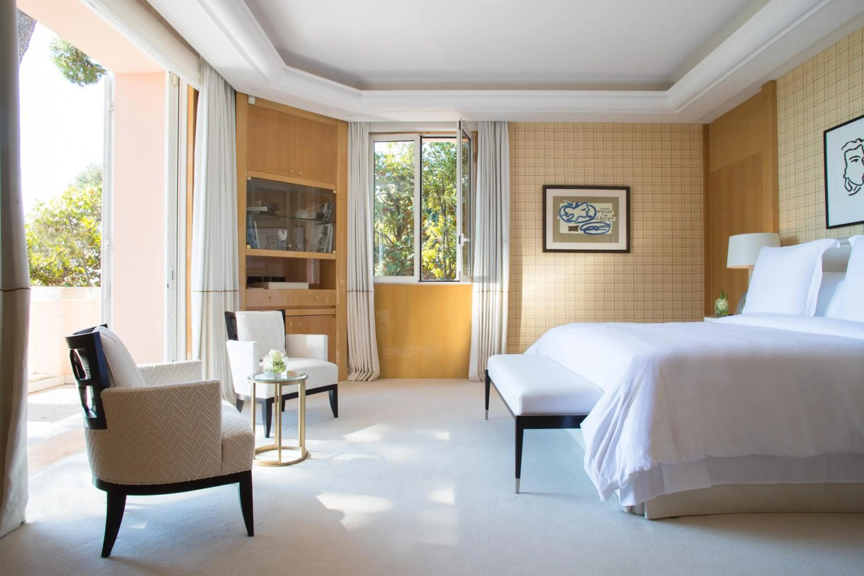 Bed in Grand-Hôtel du Cap-Ferrat, A Four Seasons Hotel