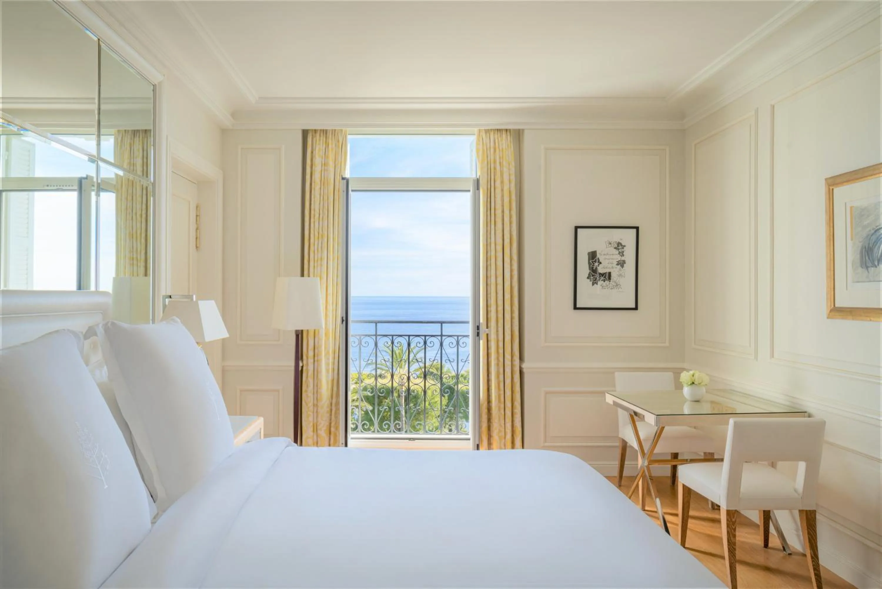 Bed in Grand-Hôtel du Cap-Ferrat, A Four Seasons Hotel