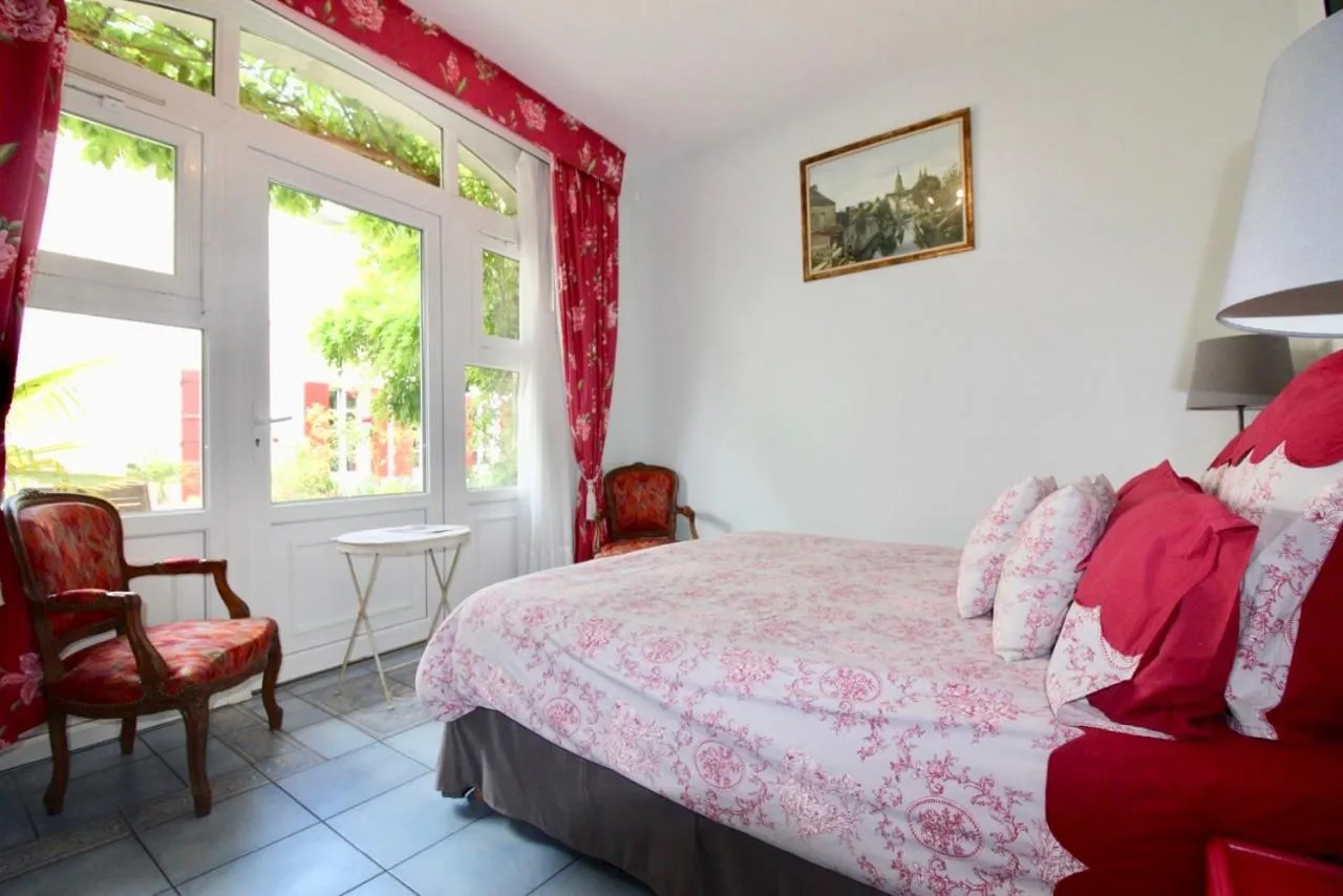 Seating area, Bed in Aggarthi Bed and Breakfast