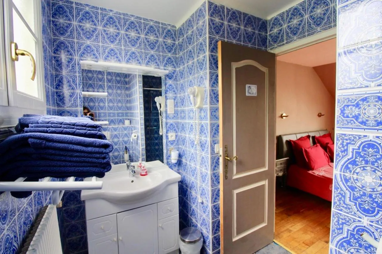 Bathroom, Bed in Aggarthi Bed and Breakfast