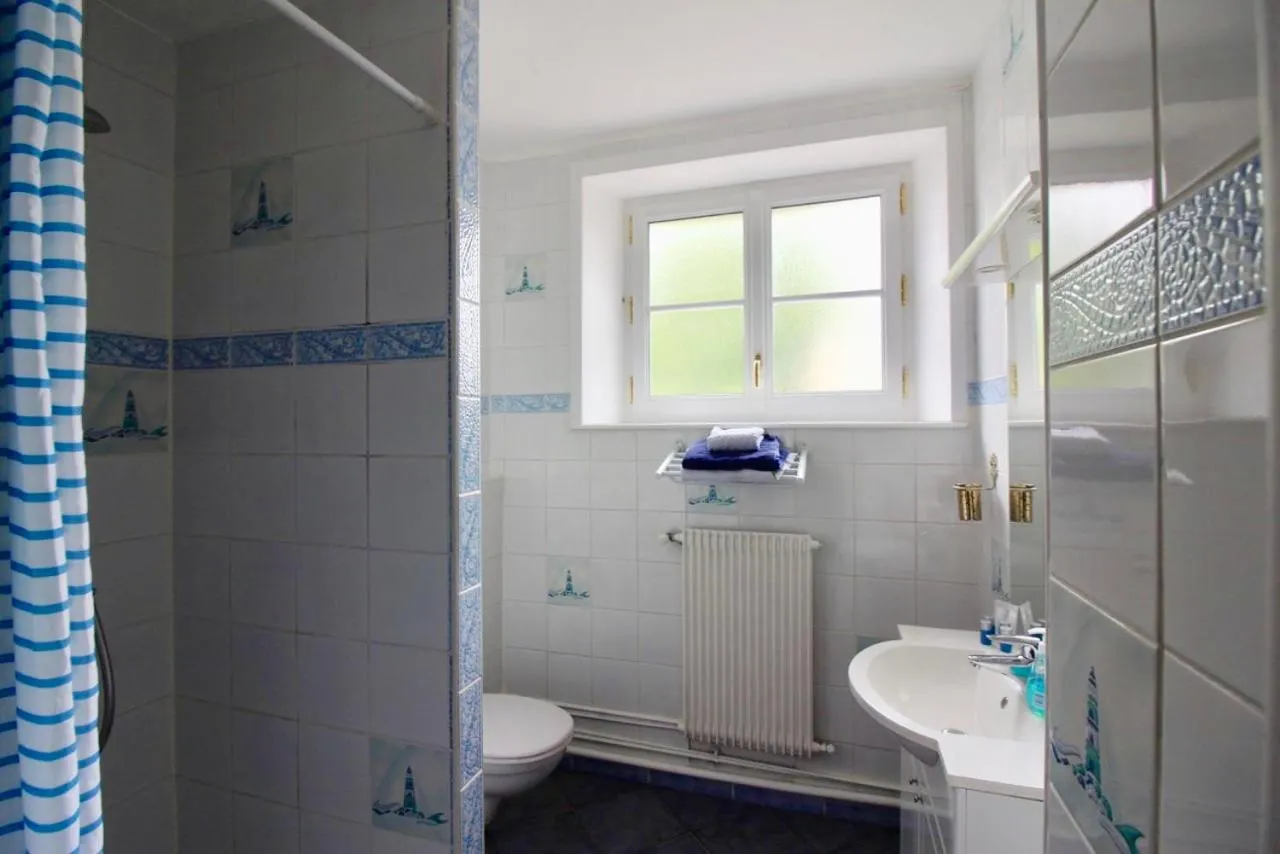 Shower in Aggarthi Bed and Breakfast