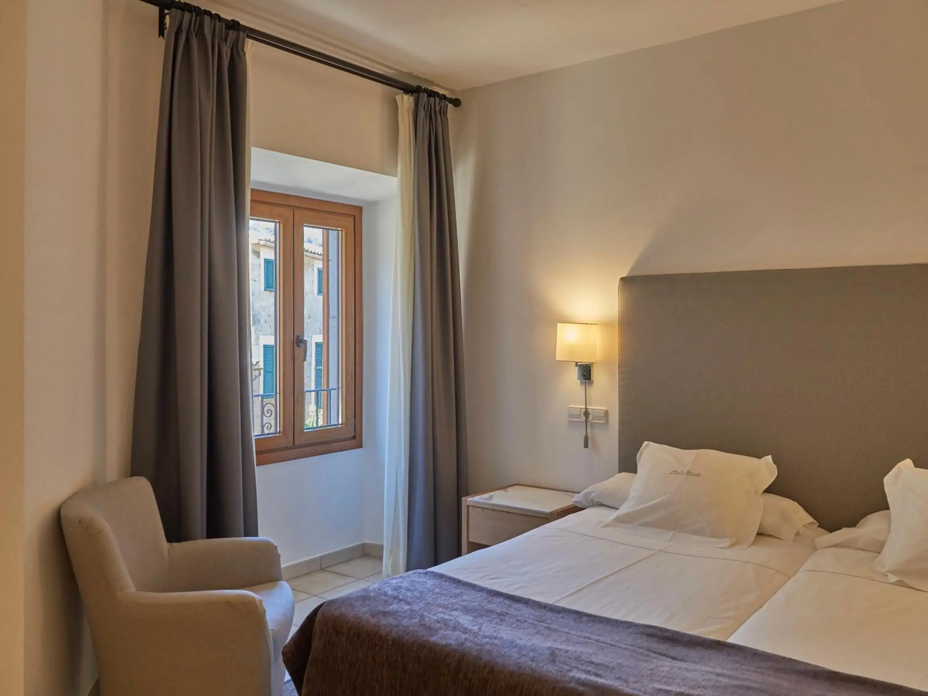Budget Double or Twin Room without Balcony in Hotel Ca'l Bisbe Budget Double or Twin Room without Balcony in Hotel Ca'l Bisbe