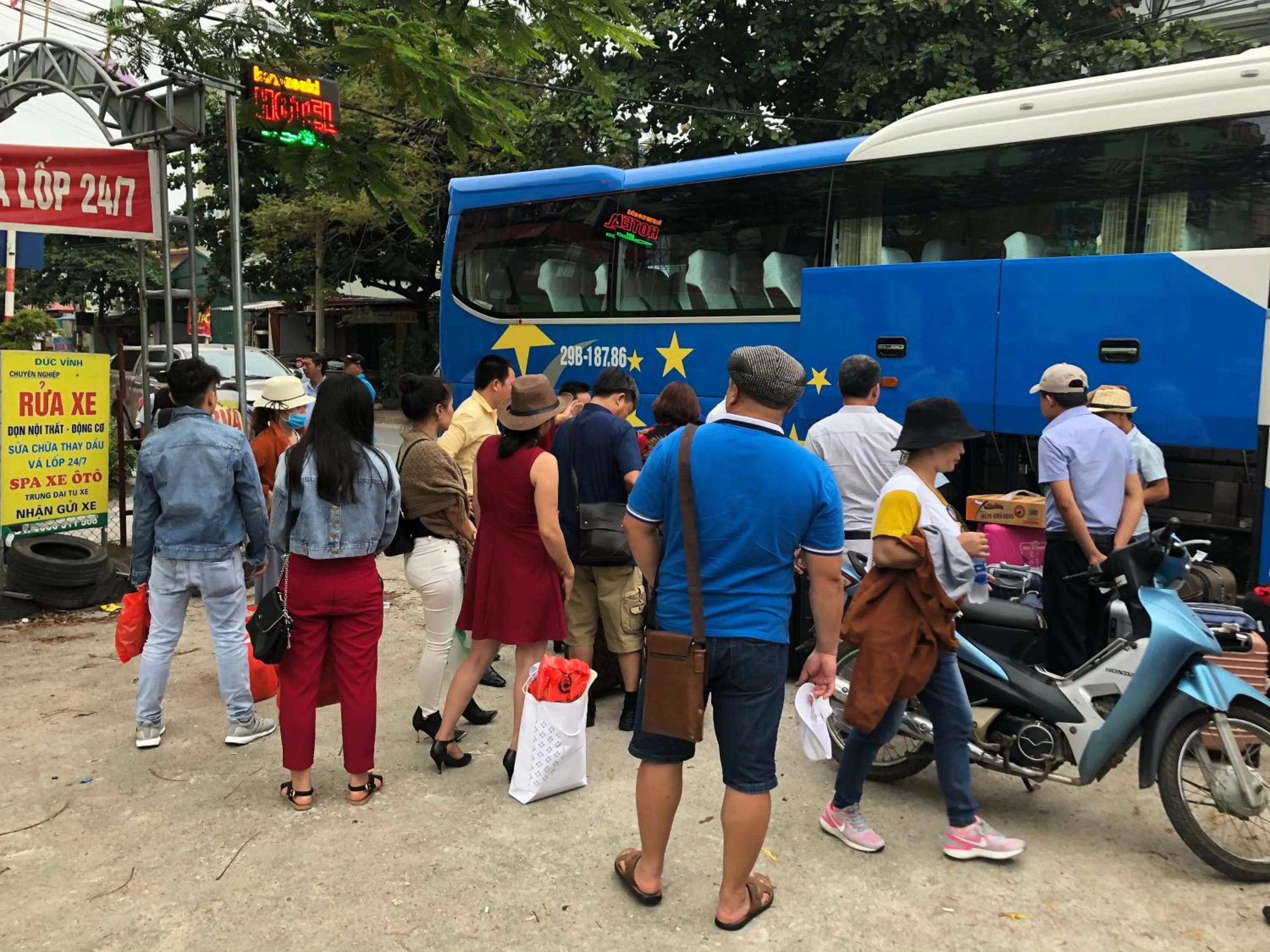 group of guests in Kawasaki Noi Bai Airport Hotel