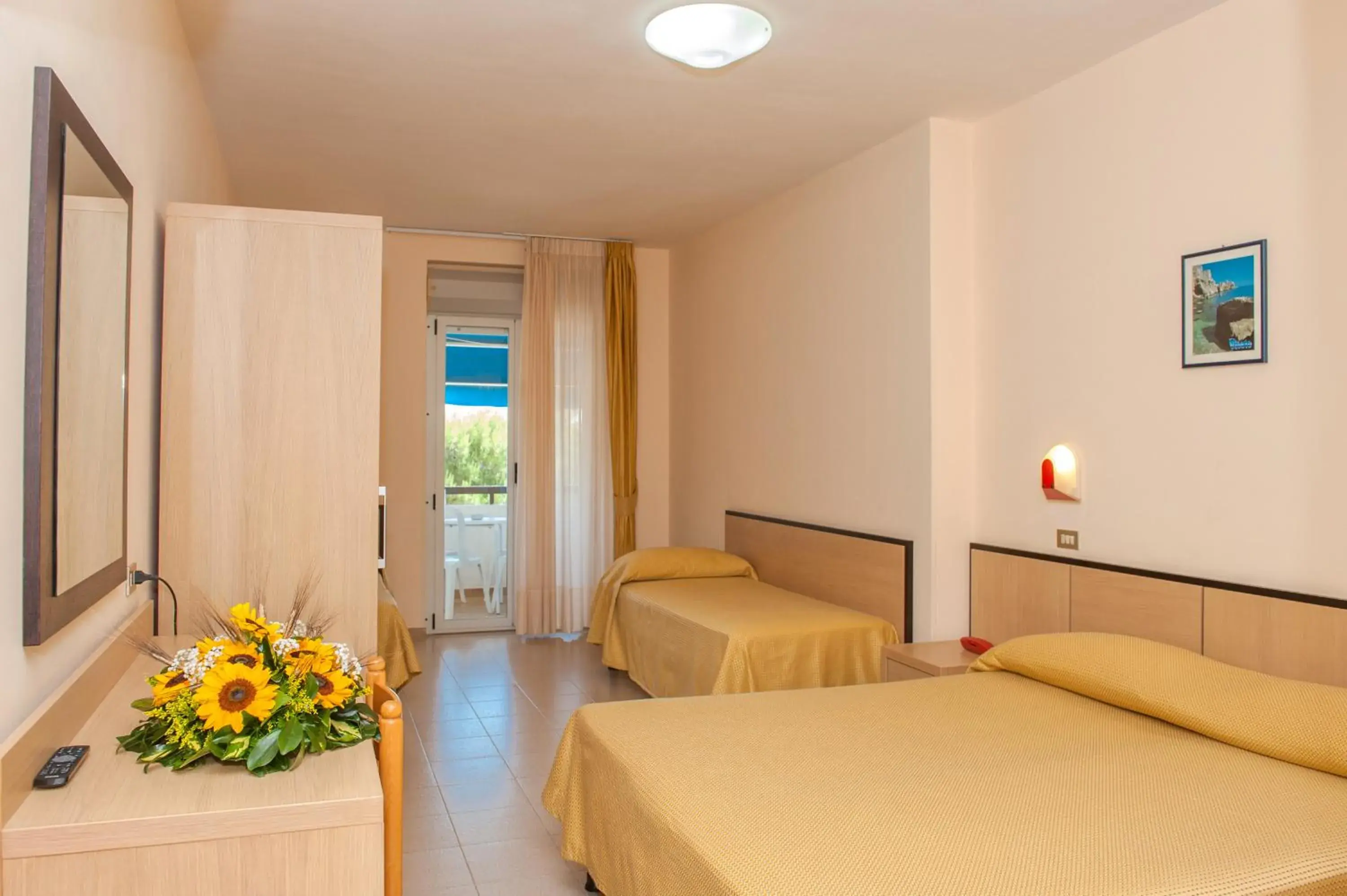 Quadruple Room in Hotel Cristalda Quadruple Room in Hotel Cristalda