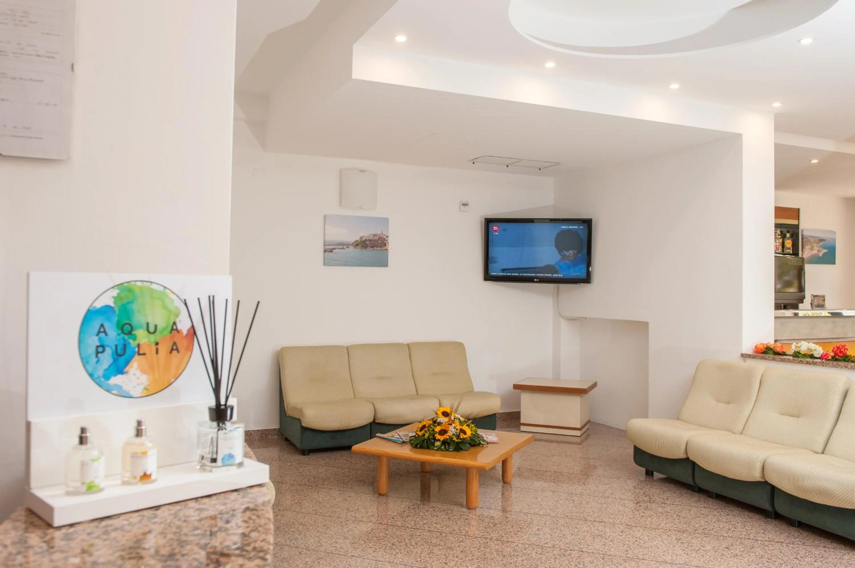 Communal lounge/ TV room in Hotel Cristalda