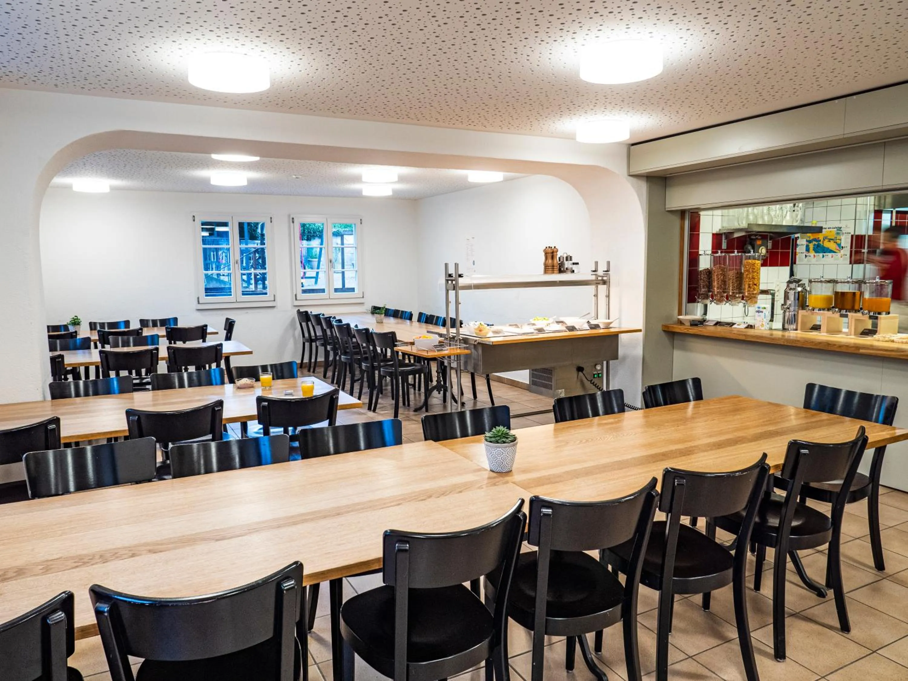 Restaurant/places to eat in Avenches Youth Hostel