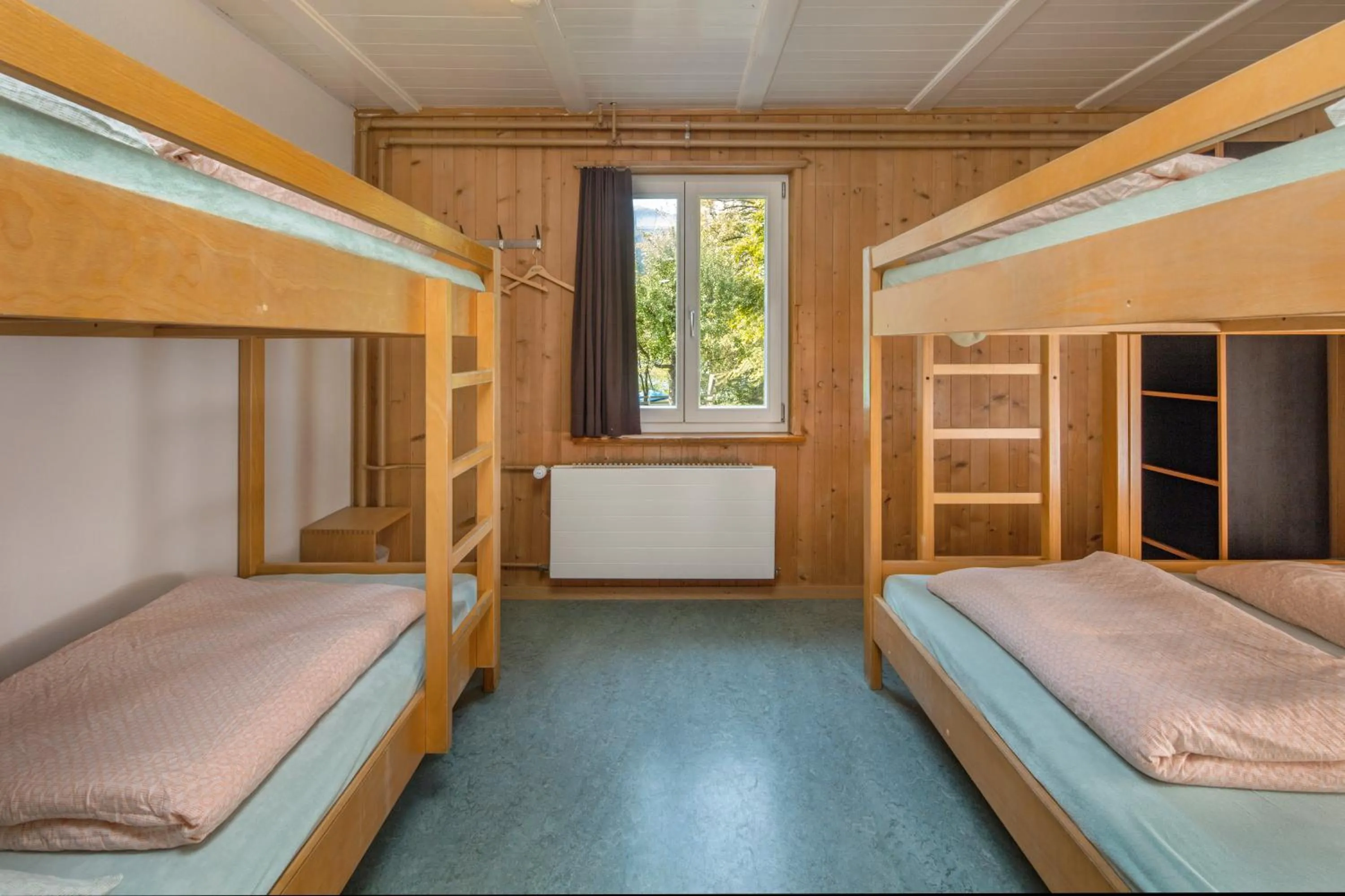 Photo of the whole room, Bed in Brienz Youth Hostel
