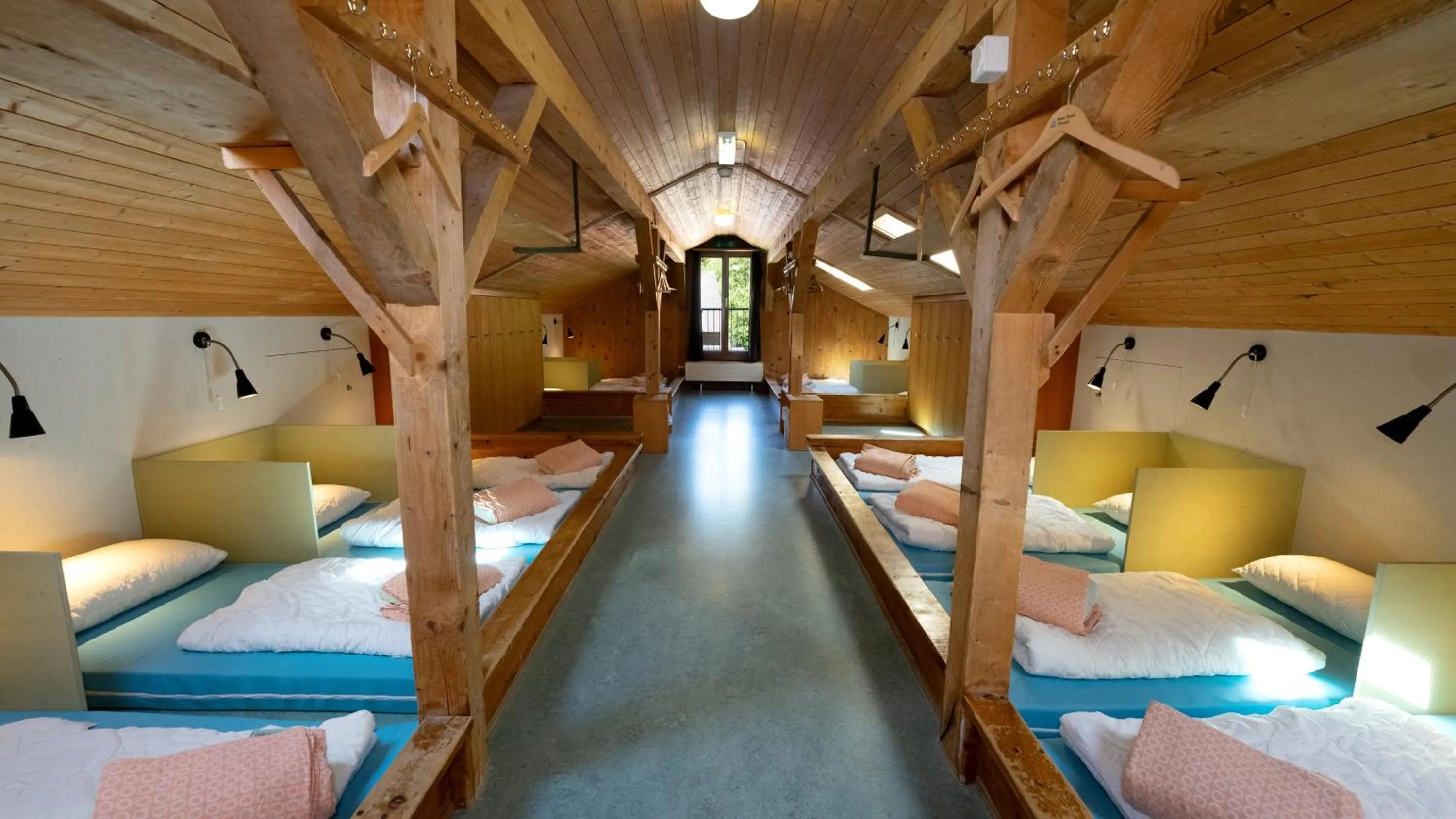 Photo of the whole room, Bed in Brienz Youth Hostel