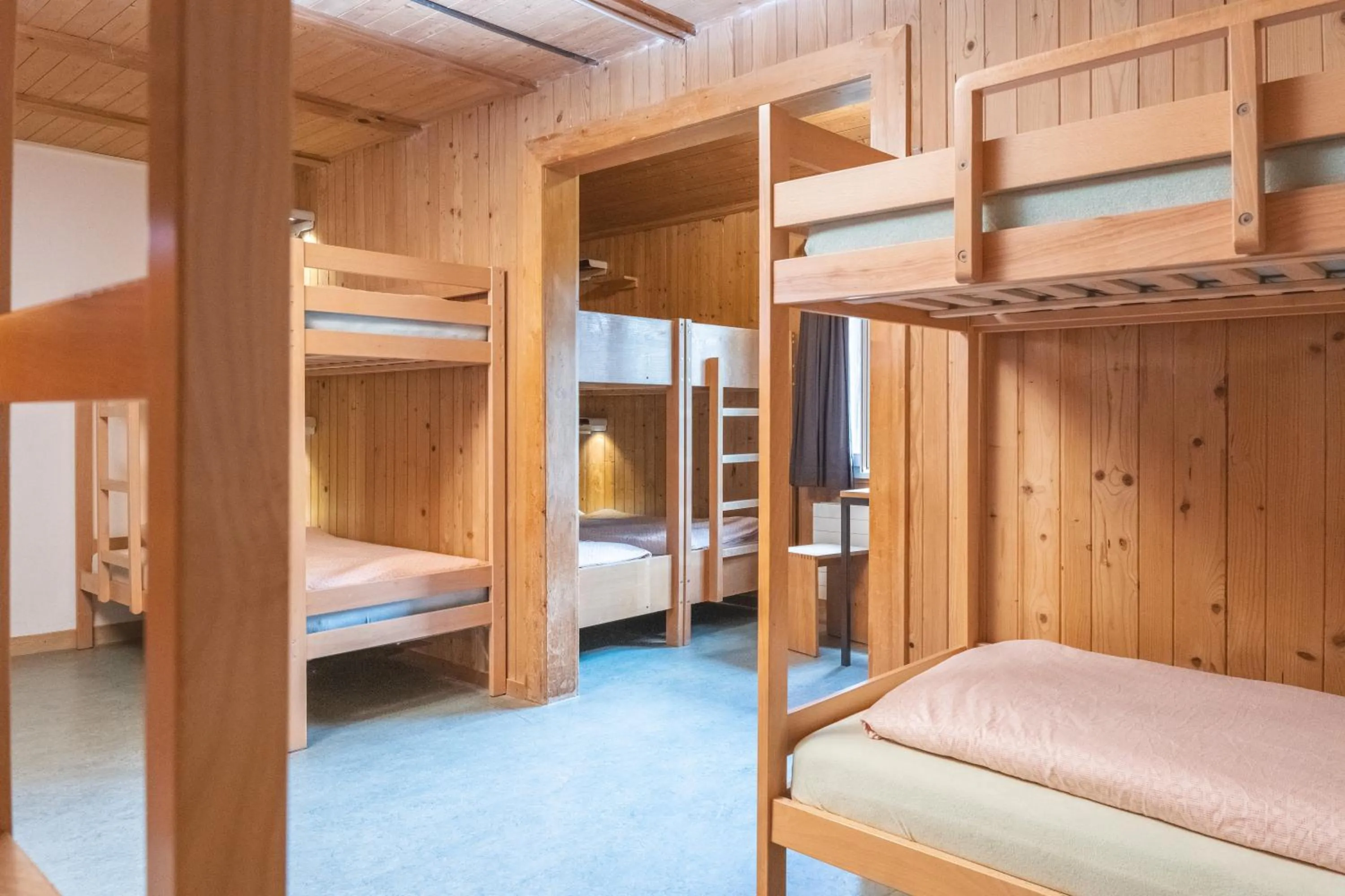 Photo of the whole room, Bed in Brienz Youth Hostel