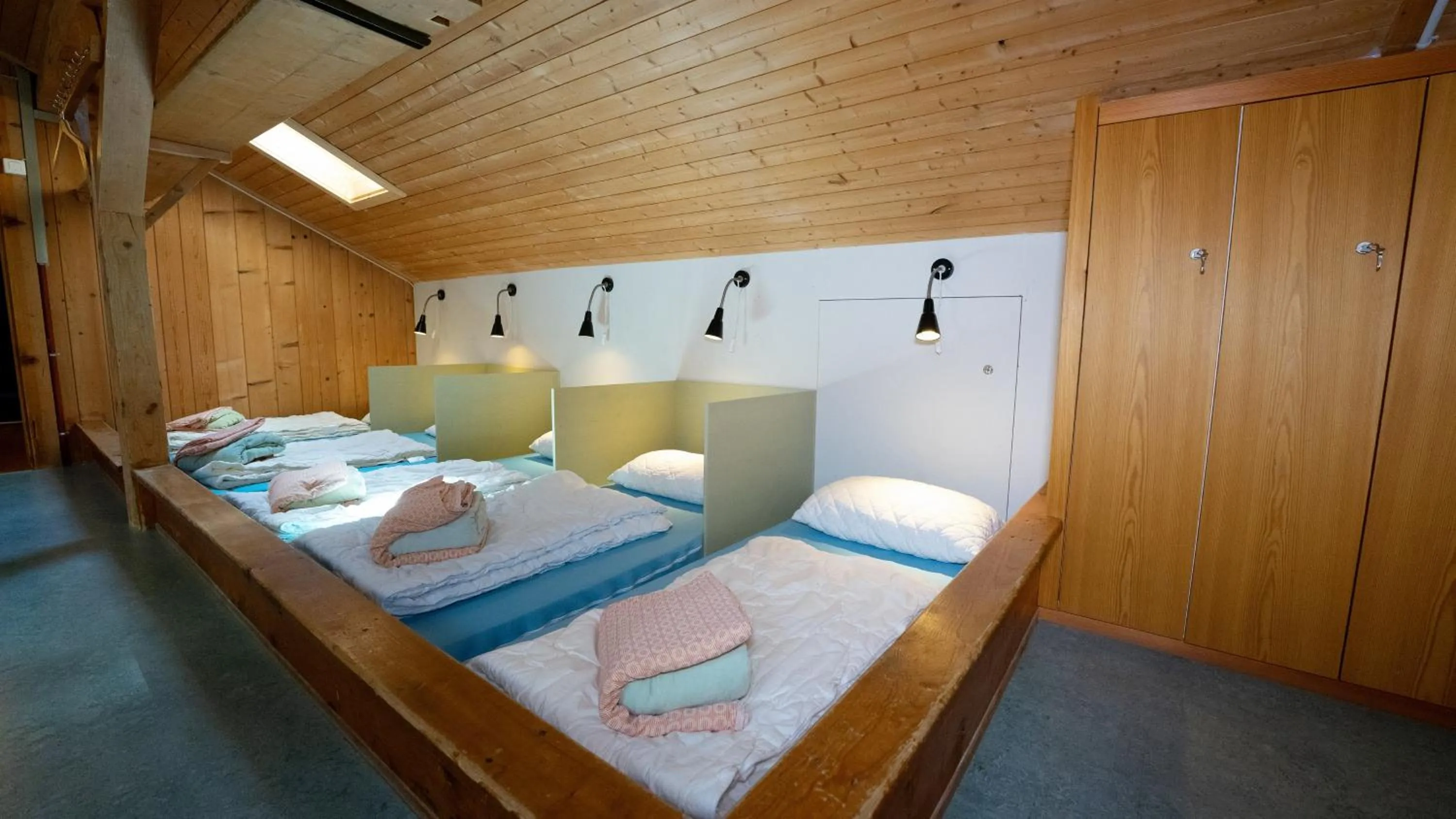 Photo of the whole room, Bed in Brienz Youth Hostel
