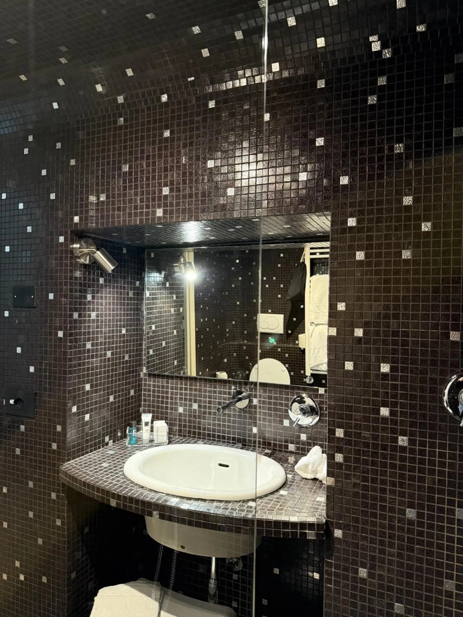 Shower in Avogaria 5 Rooms