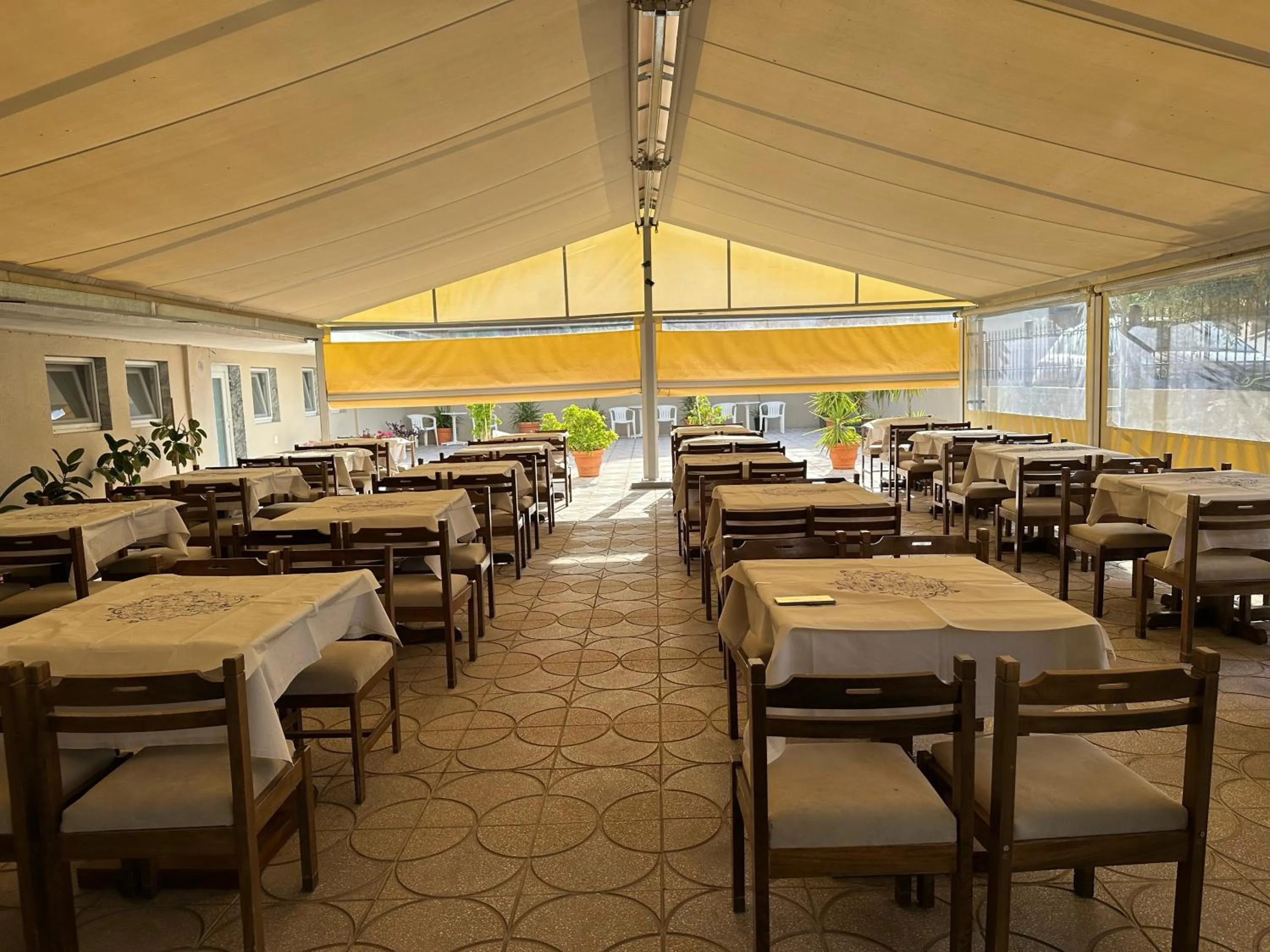 Restaurant/places to eat in Hotel Olympion