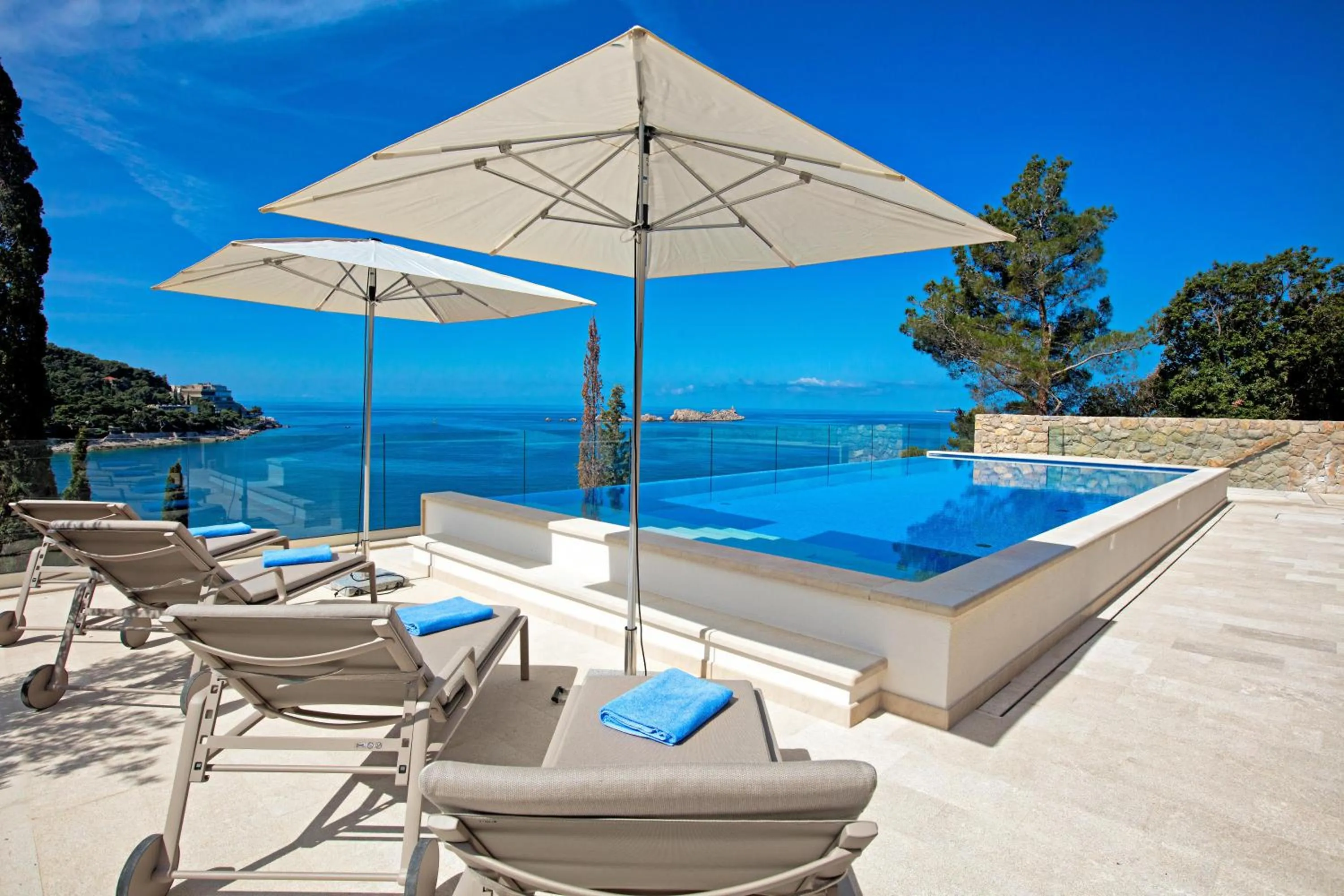 Swimming pool in Villa Malo More