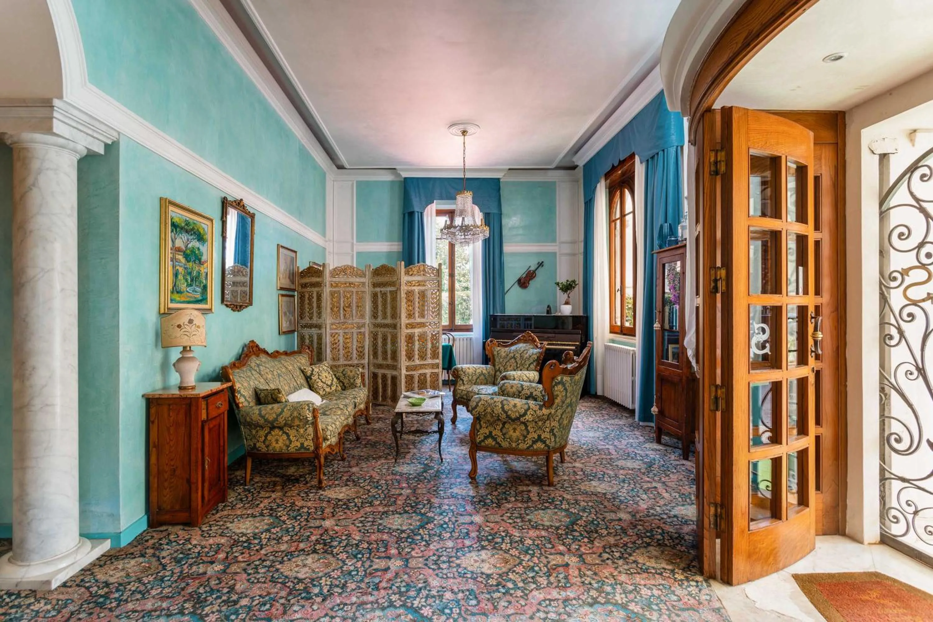 Communal lounge/ TV room in Hotel Sonia