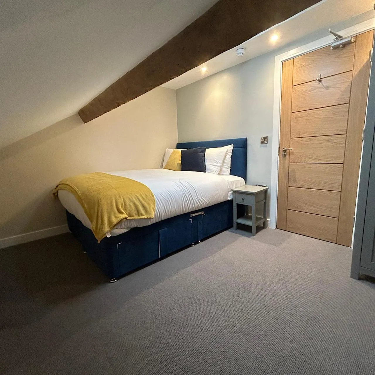 Bedroom, Bed in Grapes Hotel, Bar & Restaurant Snowdonia Nr Zip World