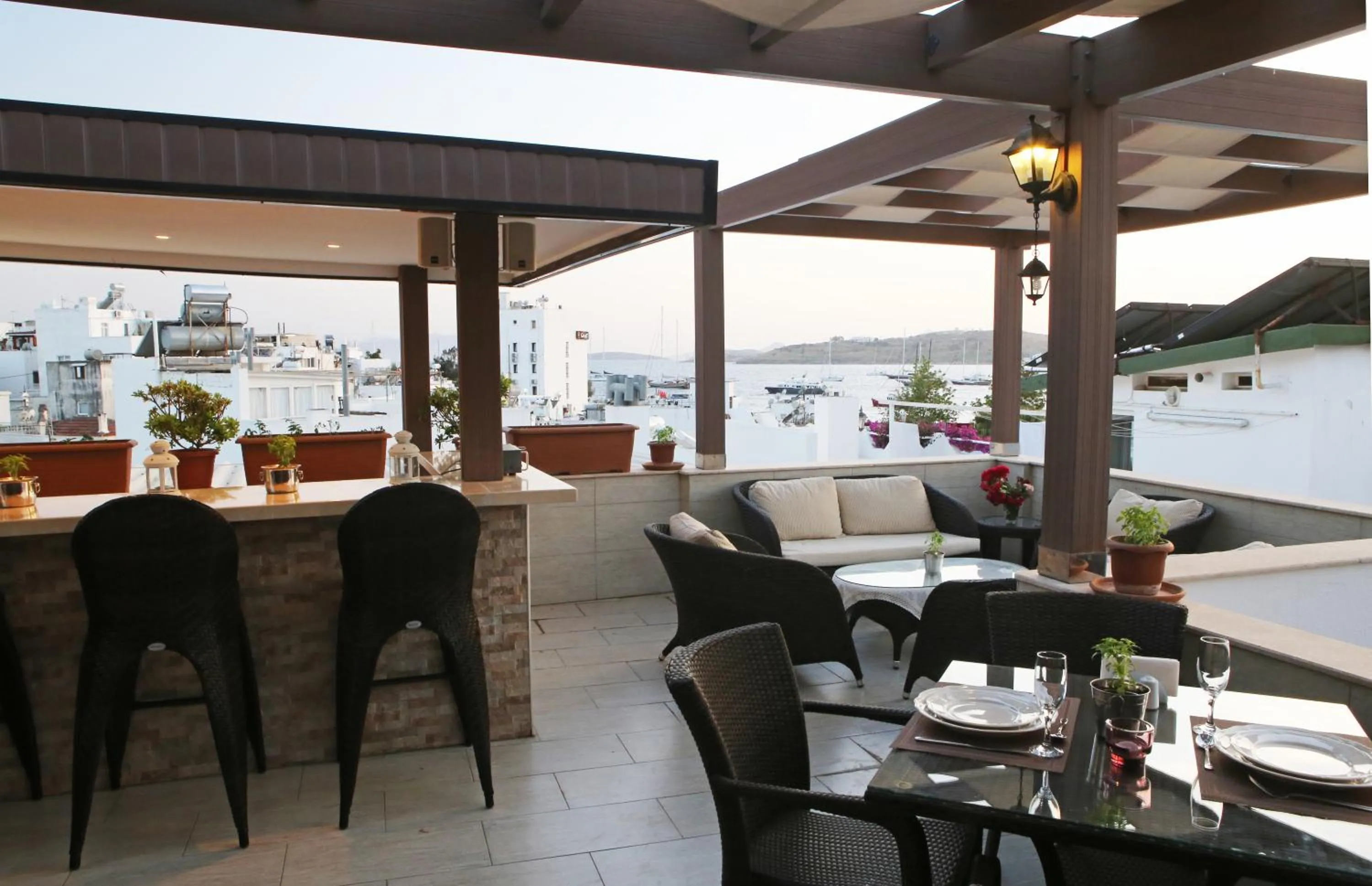 Restaurant/Places to Eat in 7 Art Feslegen Hotel By Egeos