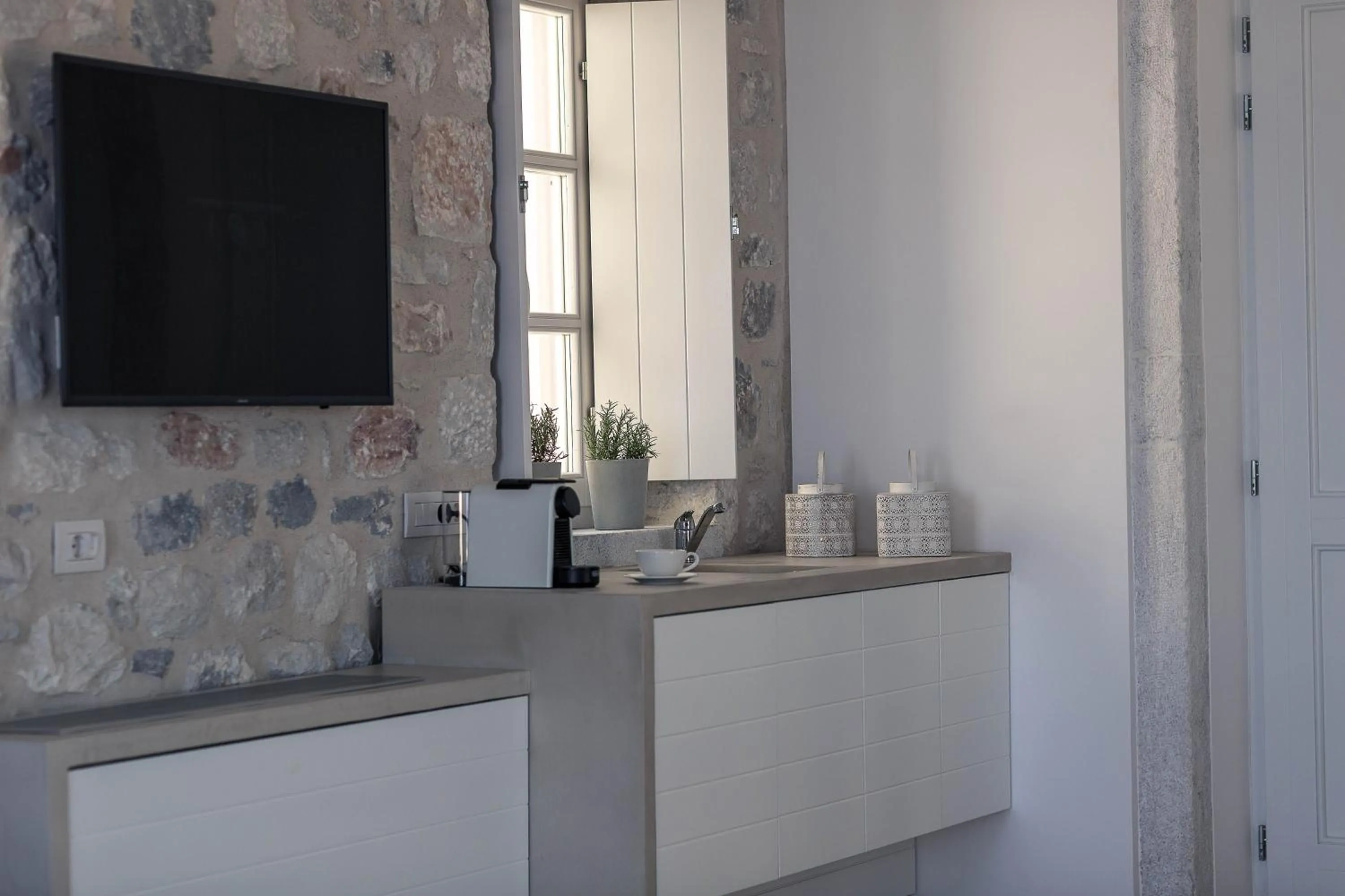 TV and multimedia in Ariá Estate Suites & Spa