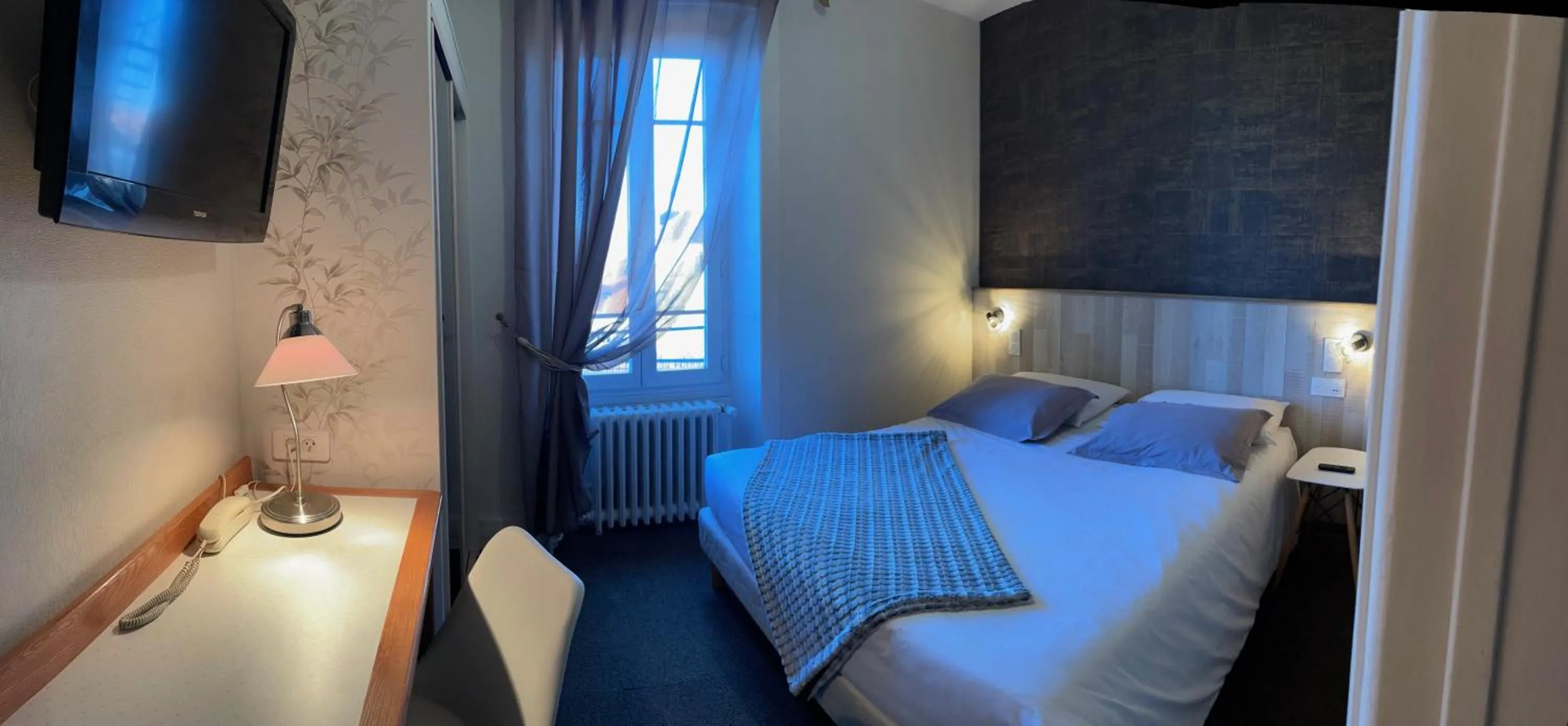 Bed in Hôtel Gambetta