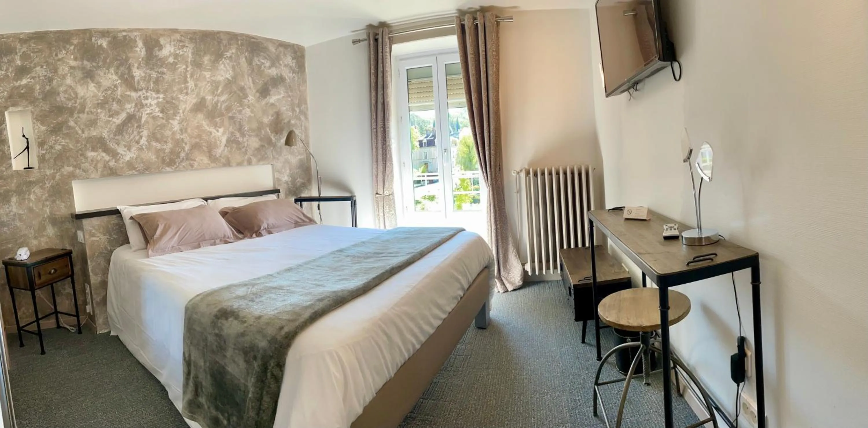 air conditioner, Bed in Hôtel Gambetta