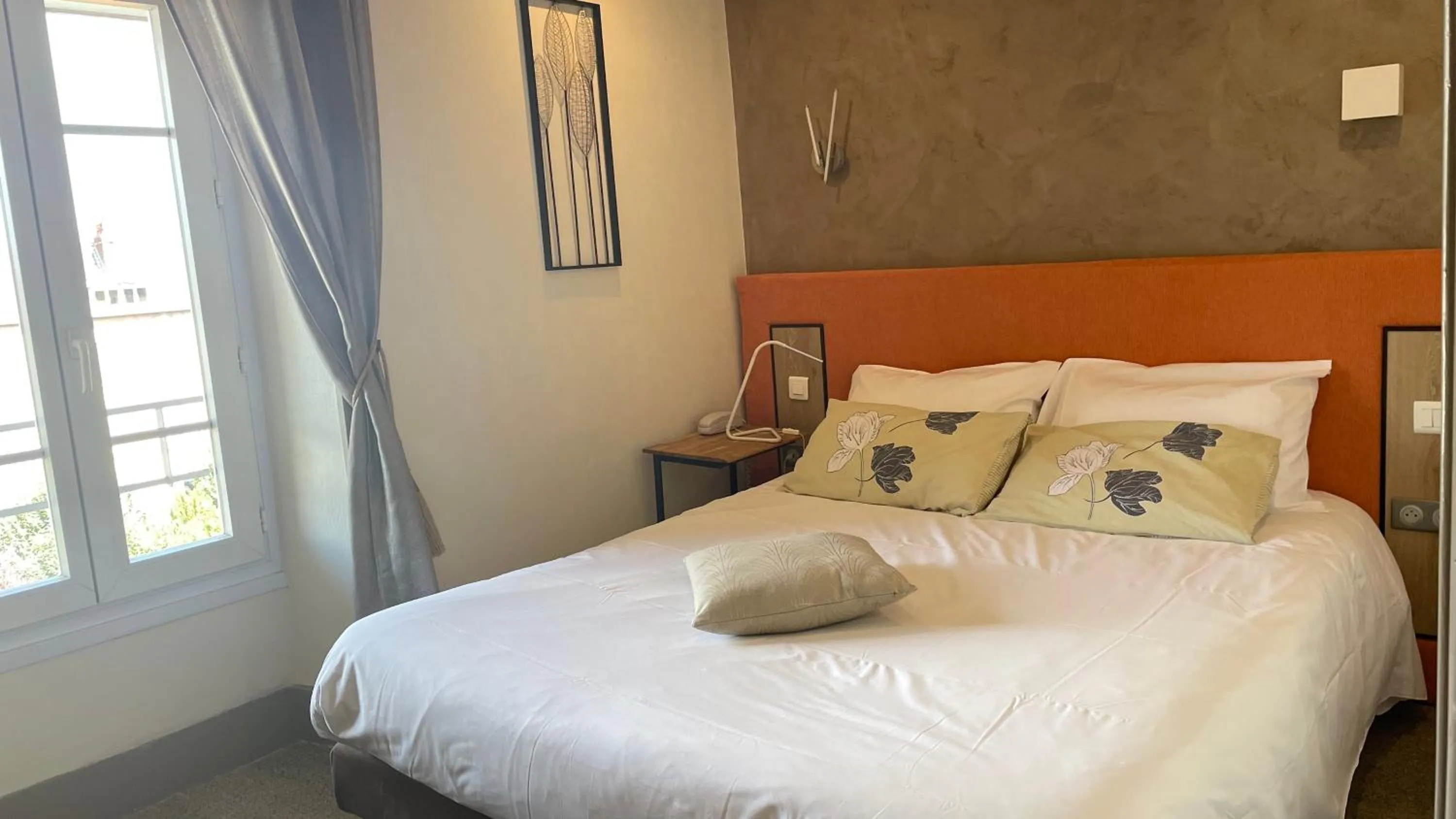 Bed in Hôtel Gambetta