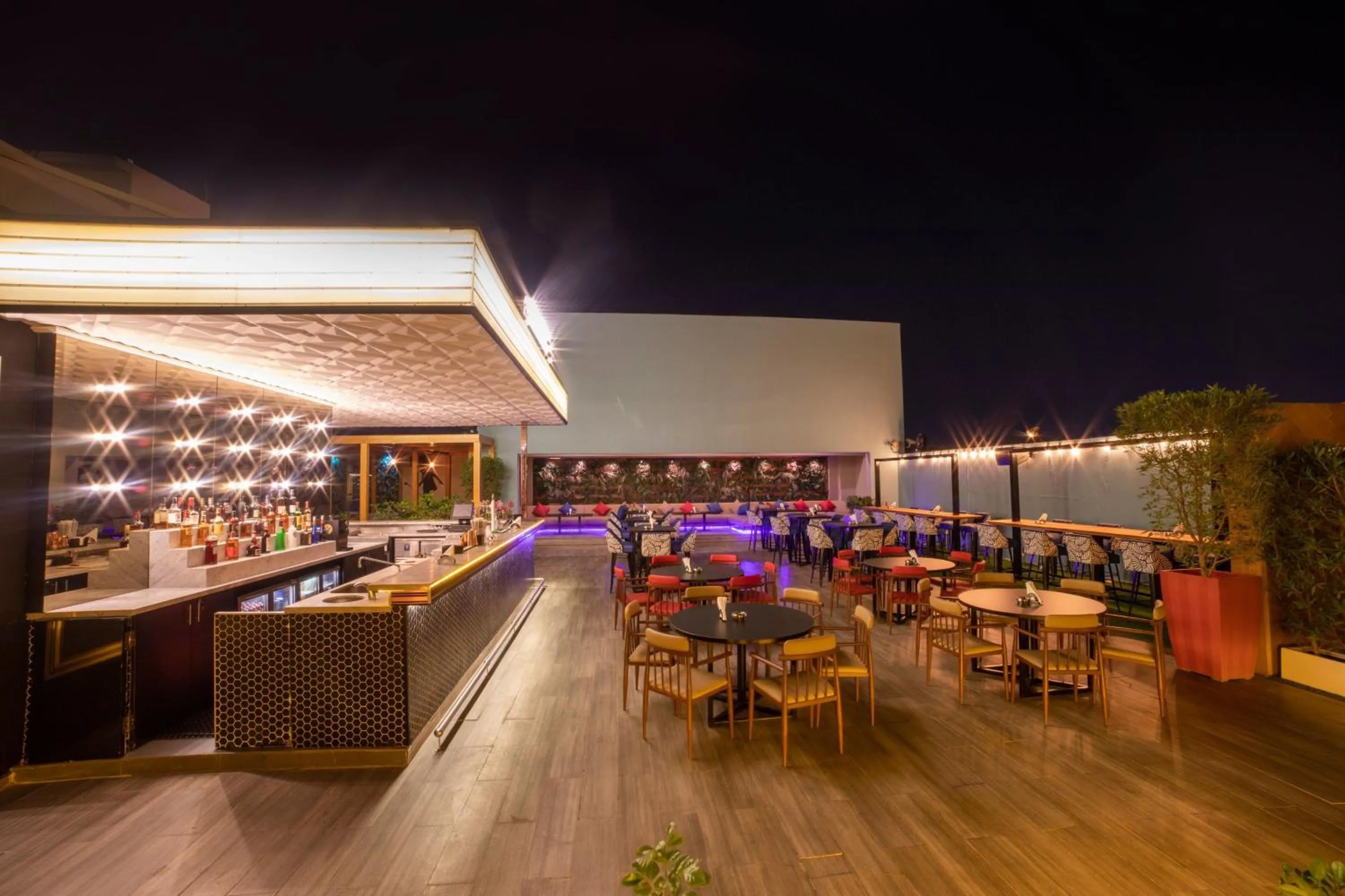 Lounge or bar in Four Points by Sheraton Production City, Dubai
