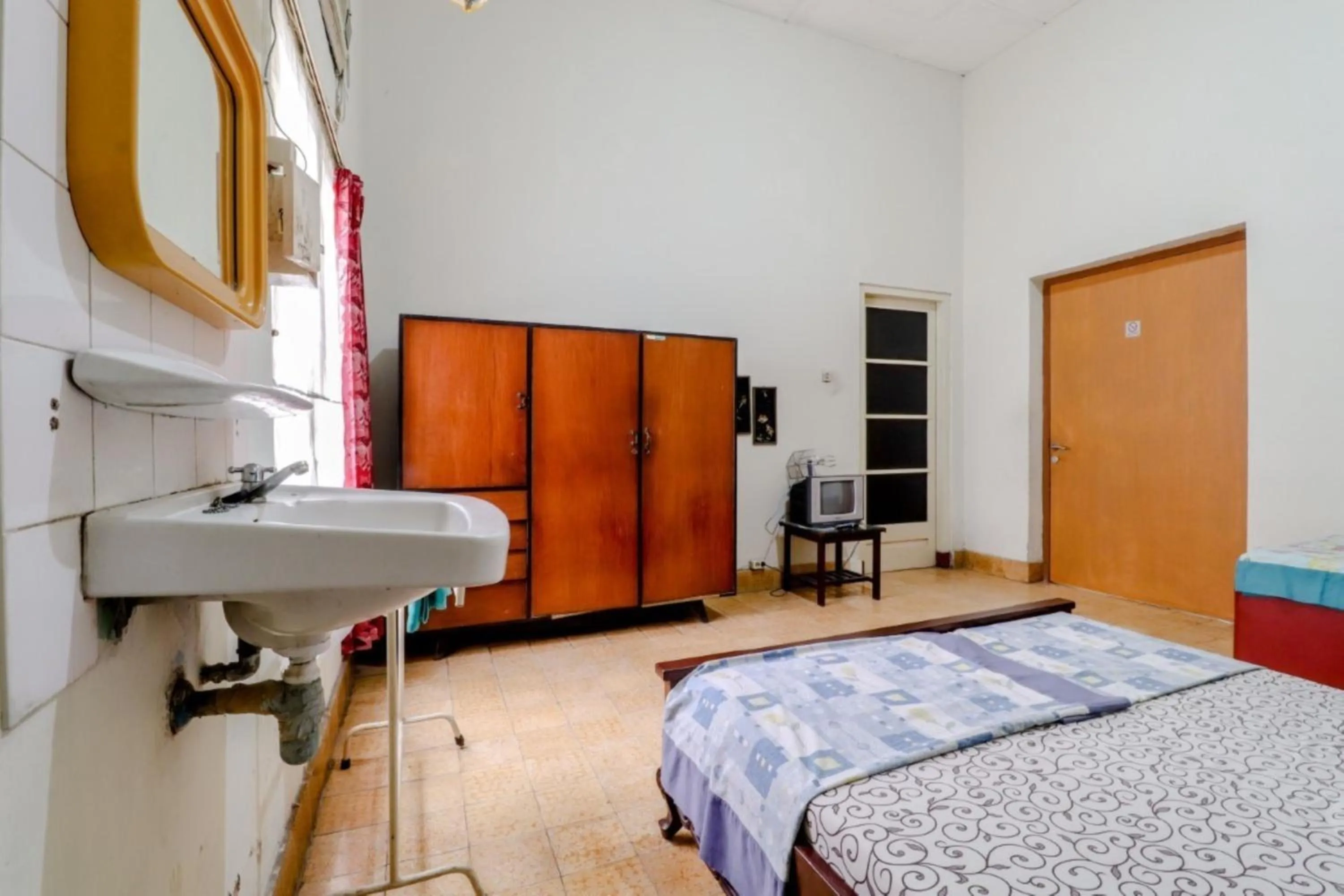 Photo of the whole room, Bed in Hotel Sumaryo