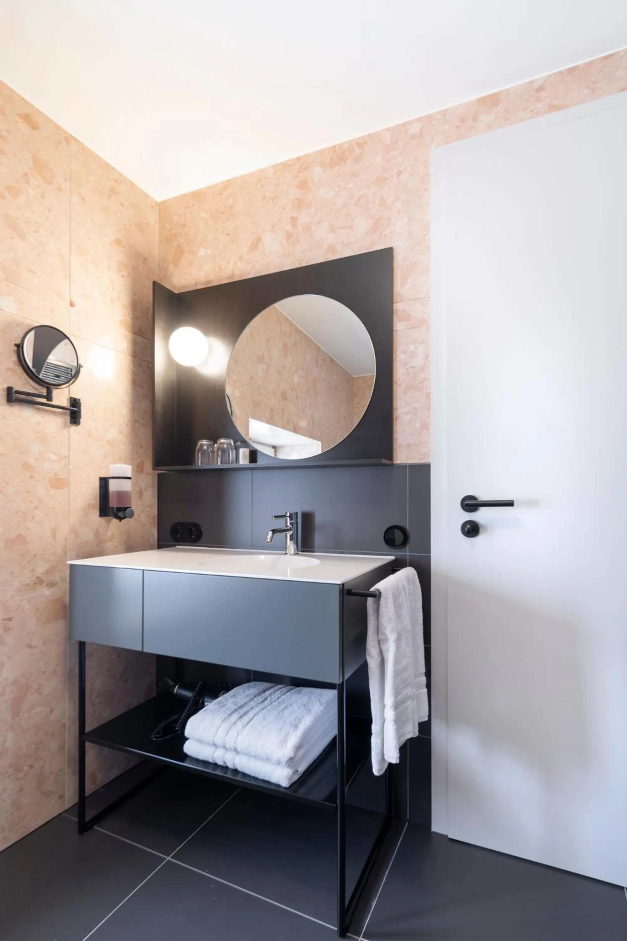 Bathroom, Bed in Hotel-Restaurant Beim Schlass